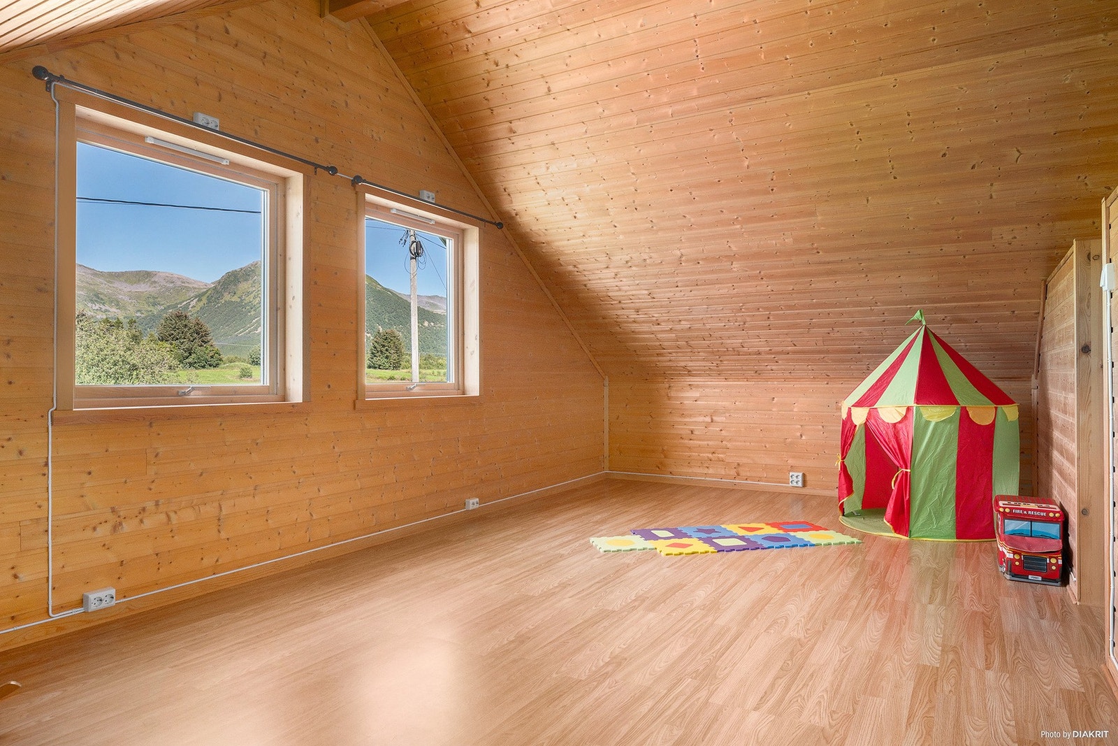 Romslig loftstue fra tilbygget i 2005. Er opprinnelig tegnet inn som to soverom. Galleribilde
