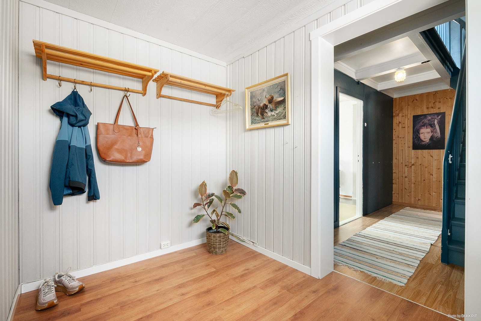 Romslig entré med god plass til yttertøy og sko. Galleribilde