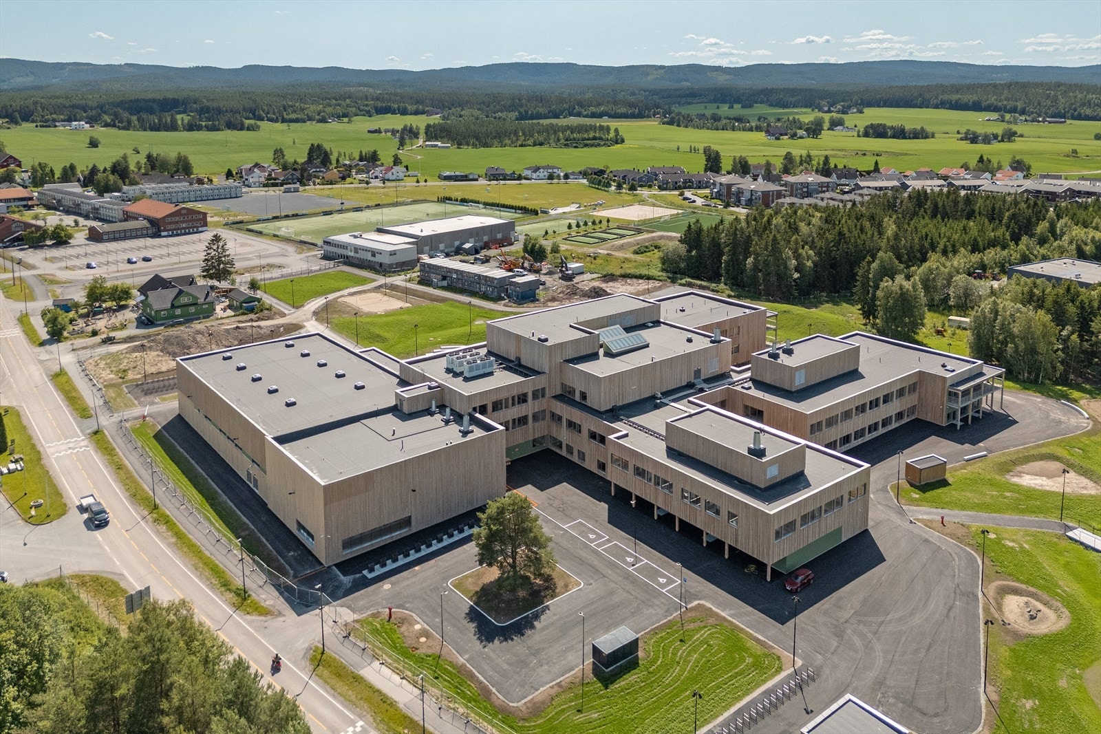 På Aursmoen er det en ny skole (1-10 klasse) og barnehage. Flott anlegg med store uteområder, svømmehall og flerbrukshall. Skolen ble tatt i bruk ved skolestart høsten 2025. Galleribilde