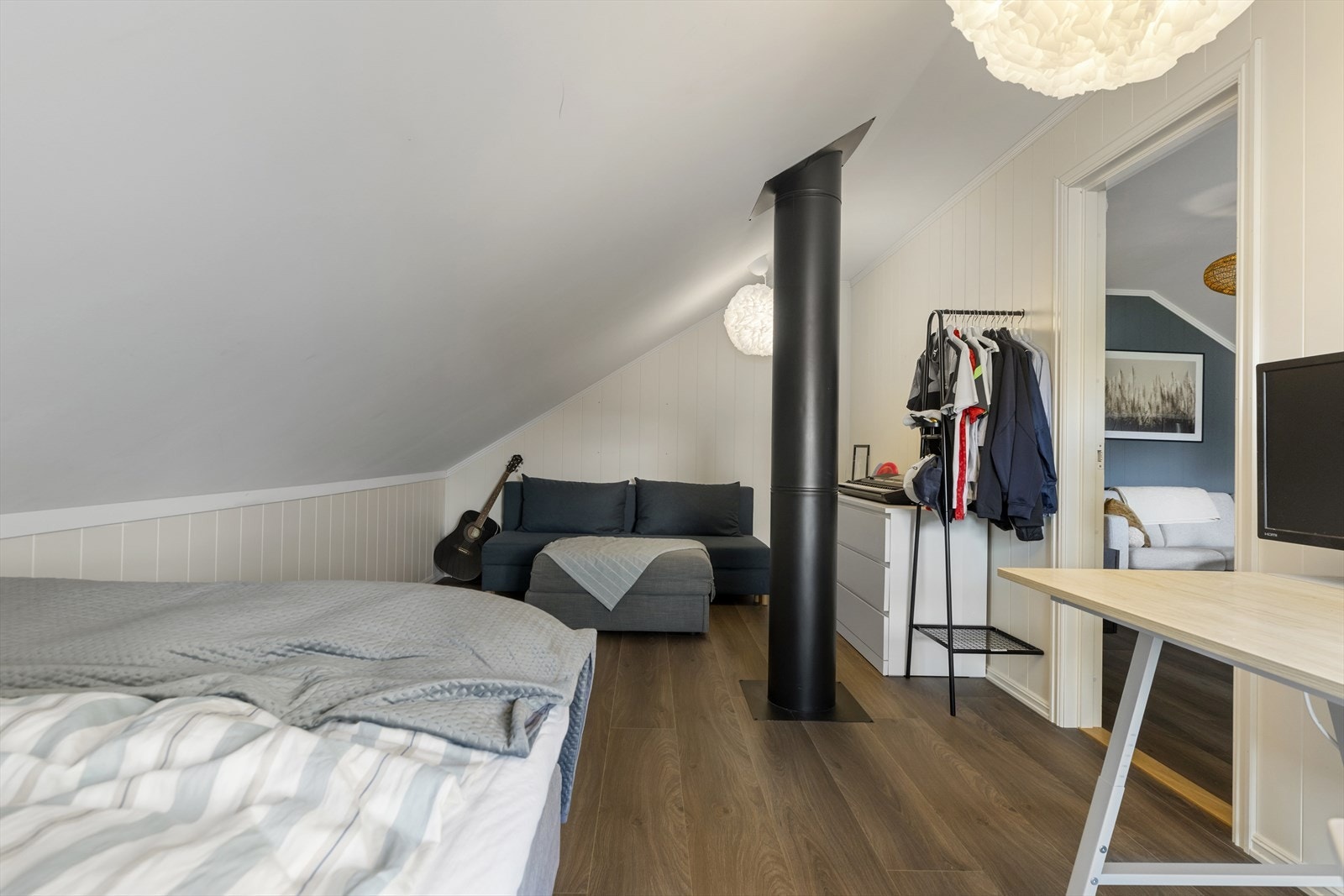 Rommet kan deles inn i to for å etablere garderoberom. Galleribilde