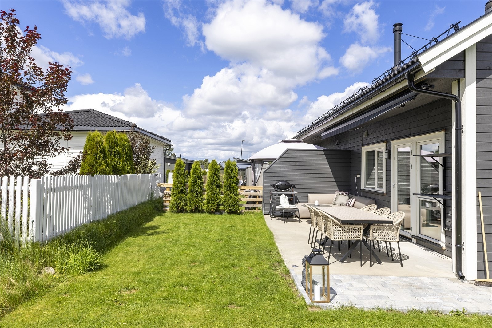 Gressplen som er akkurat stor nok til å gi den idylliske "huset på landet"-følelsen. Her trenger du ikke å jobbe i hagen dagen lang for å vedlikeholde! Galleribilde