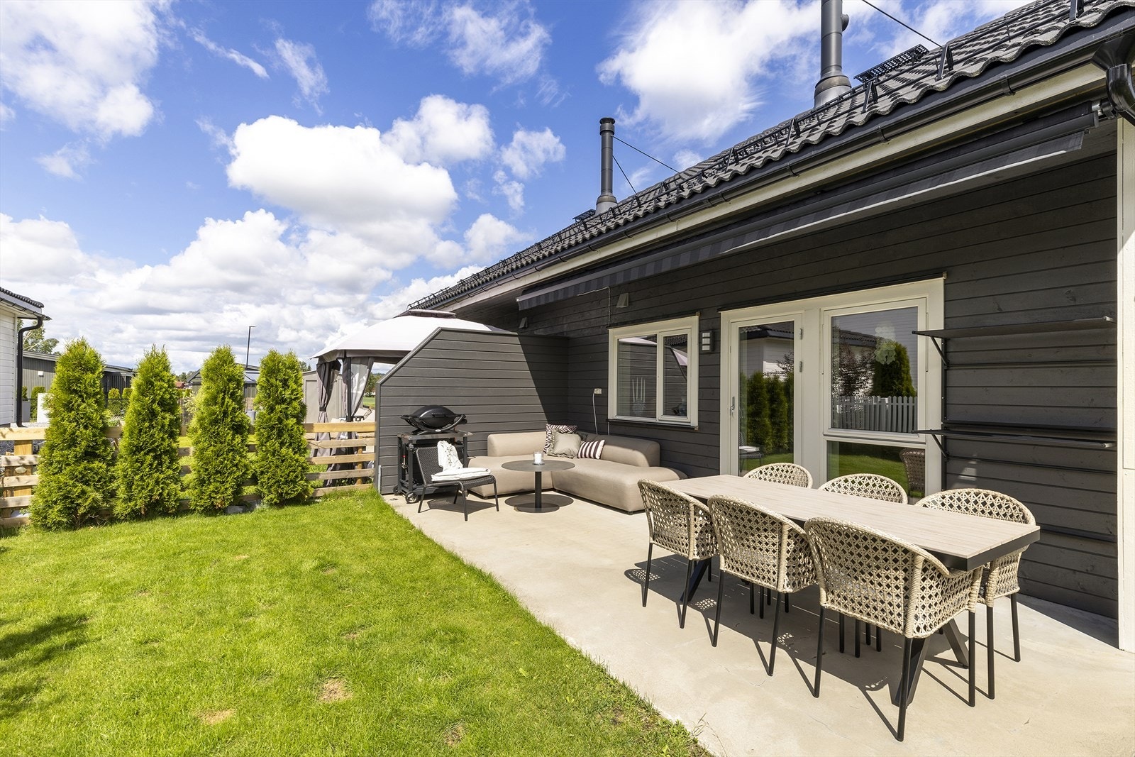 Solrik vestvendt terrasse på 18. kvm med god plass til sittegrupper, grill og beplantning. Terrassen har levegg, motorisert markise, utebelysning og stikkontakt. Galleribilde