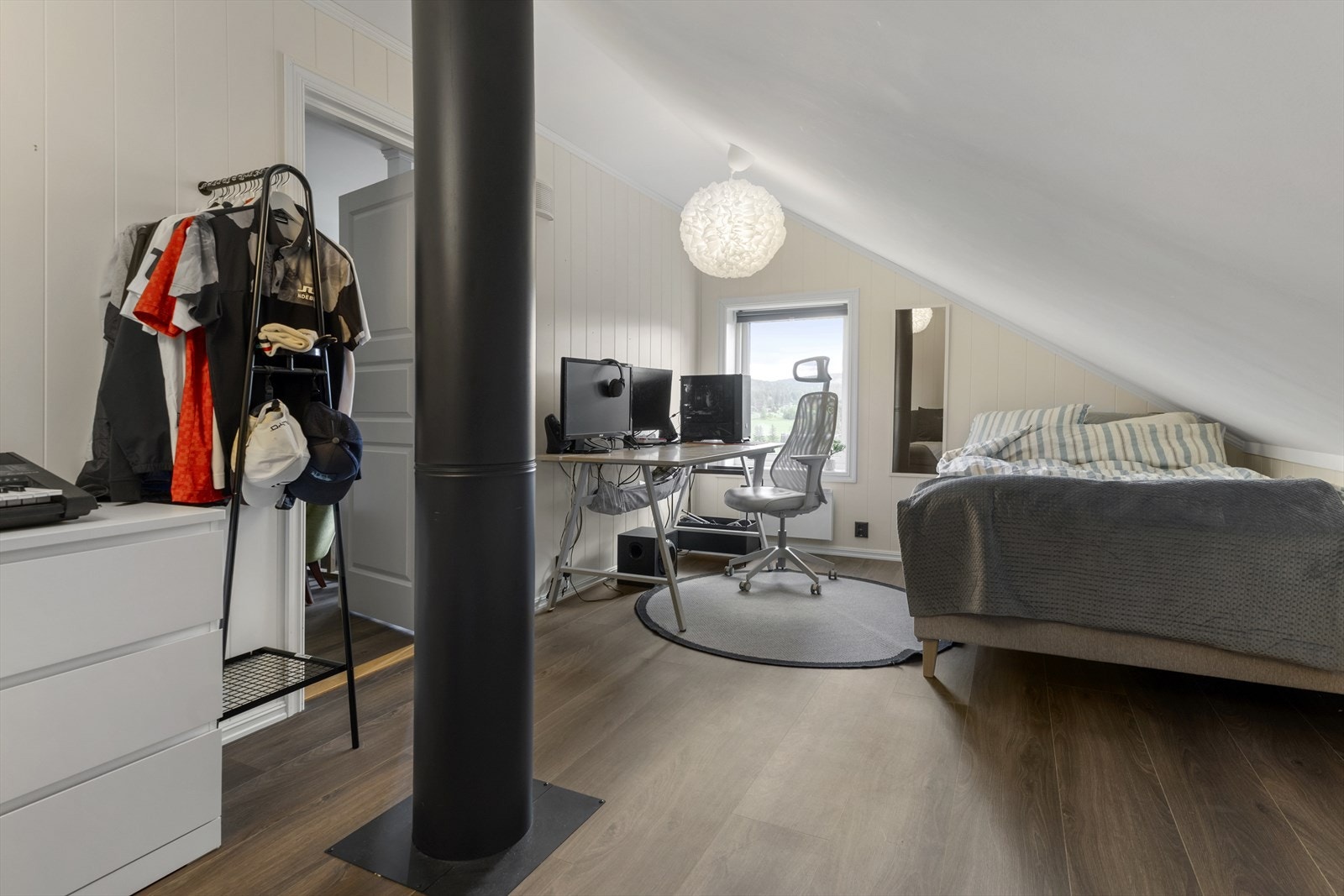 Soverom 3 er i 2. etasje. Rommet har lyse vegger og samme gulv. Fra rommet er det nydelig utsikt! Galleribilde