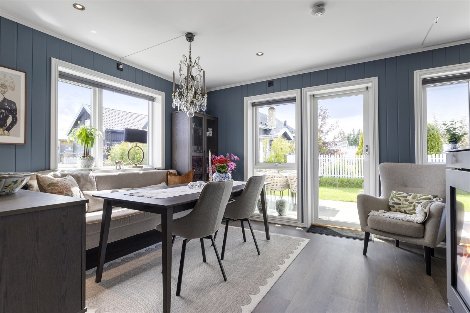 Boligen er delikat og innbydende med flotte farge- og materialvalg. Det er pent gulv og downlights i himling. Galleribilde