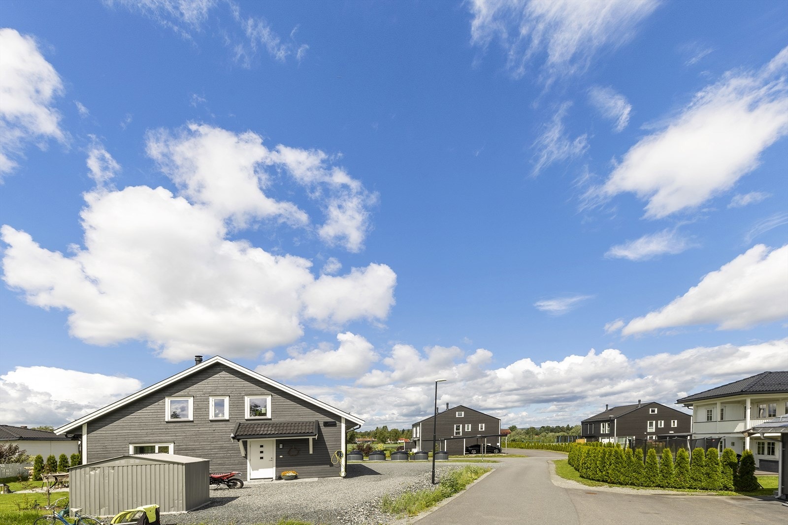 Barnevennlig beliggenhet i et nyetablert og ettertraktet boligfelt med store, åpne gater og fine grøntområder. Galleribilde