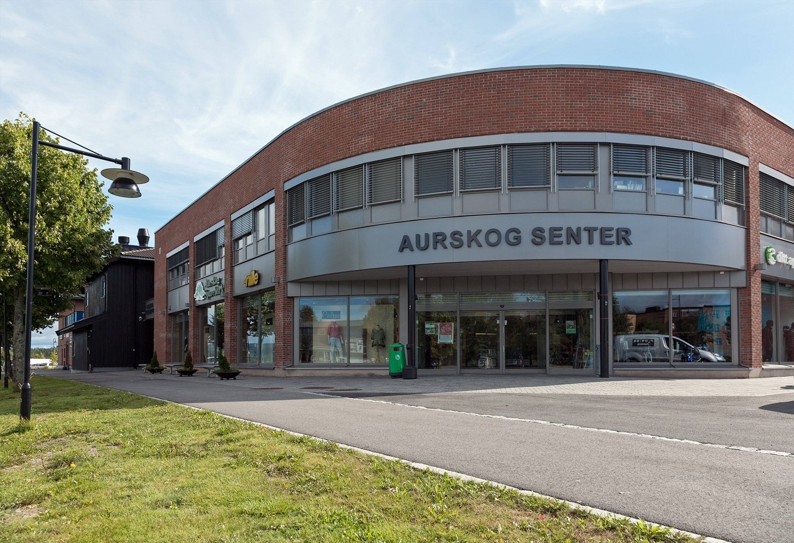 Aurskog Senter har butikker, kafé med varmmat, bank, apotek, frisør m.m. I 2. etasje finnes et helsesenter med lege, tannlege, fysioterapeut, fotterapeut m.m.. Galleribilde