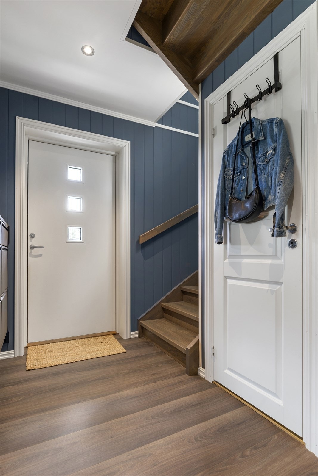 Vinduer i ytterdøren sørger for lys og innbydende entré! Praktisk kott/teknisk rom under trappen. Galleribilde