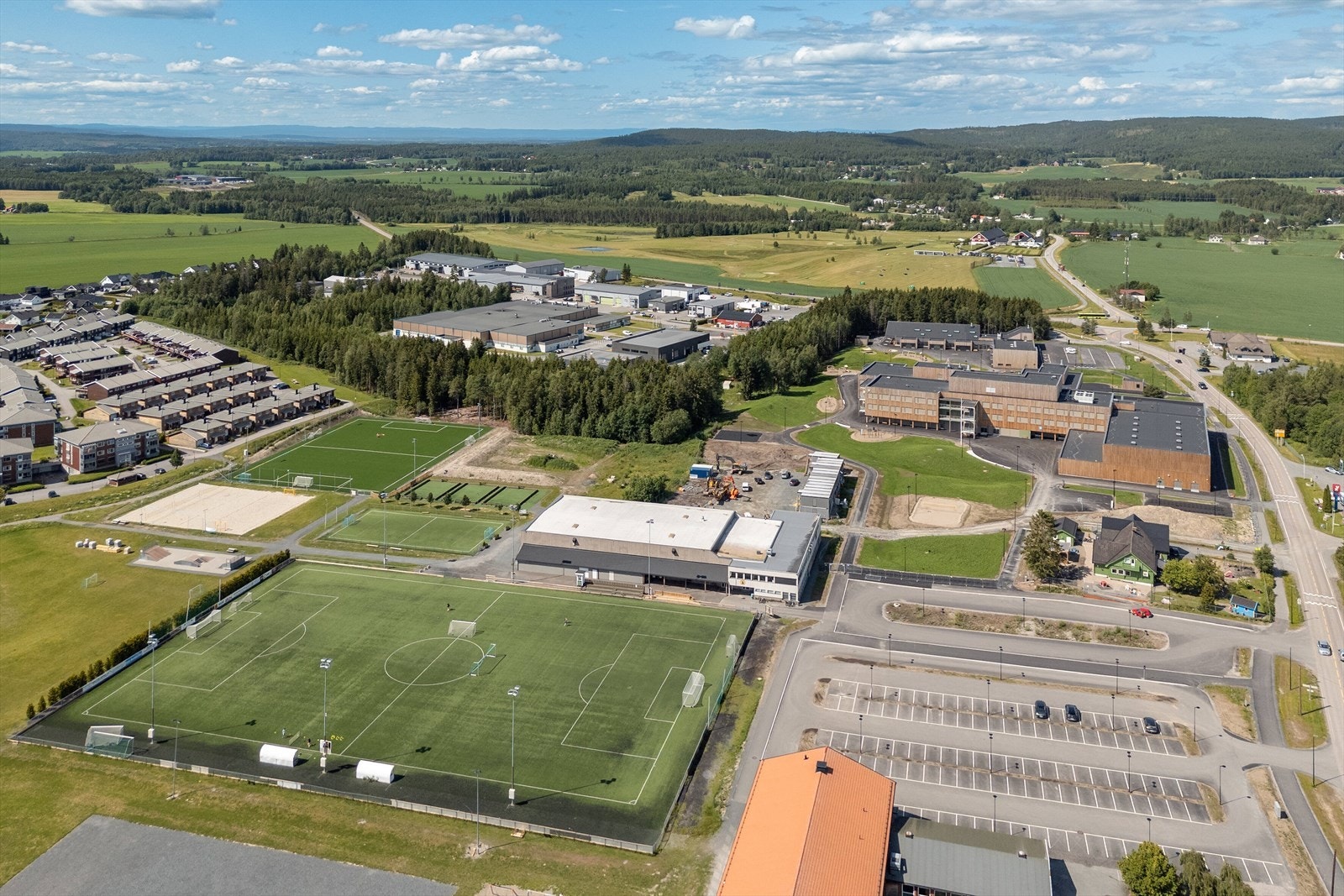 Aurskoghallen - idrettshall med to baneanlegg, skøytebane vinterstid og lyskøype. Veldrevet idrettslag med godt tilbud til alle aldersgrupper. Galleribilde