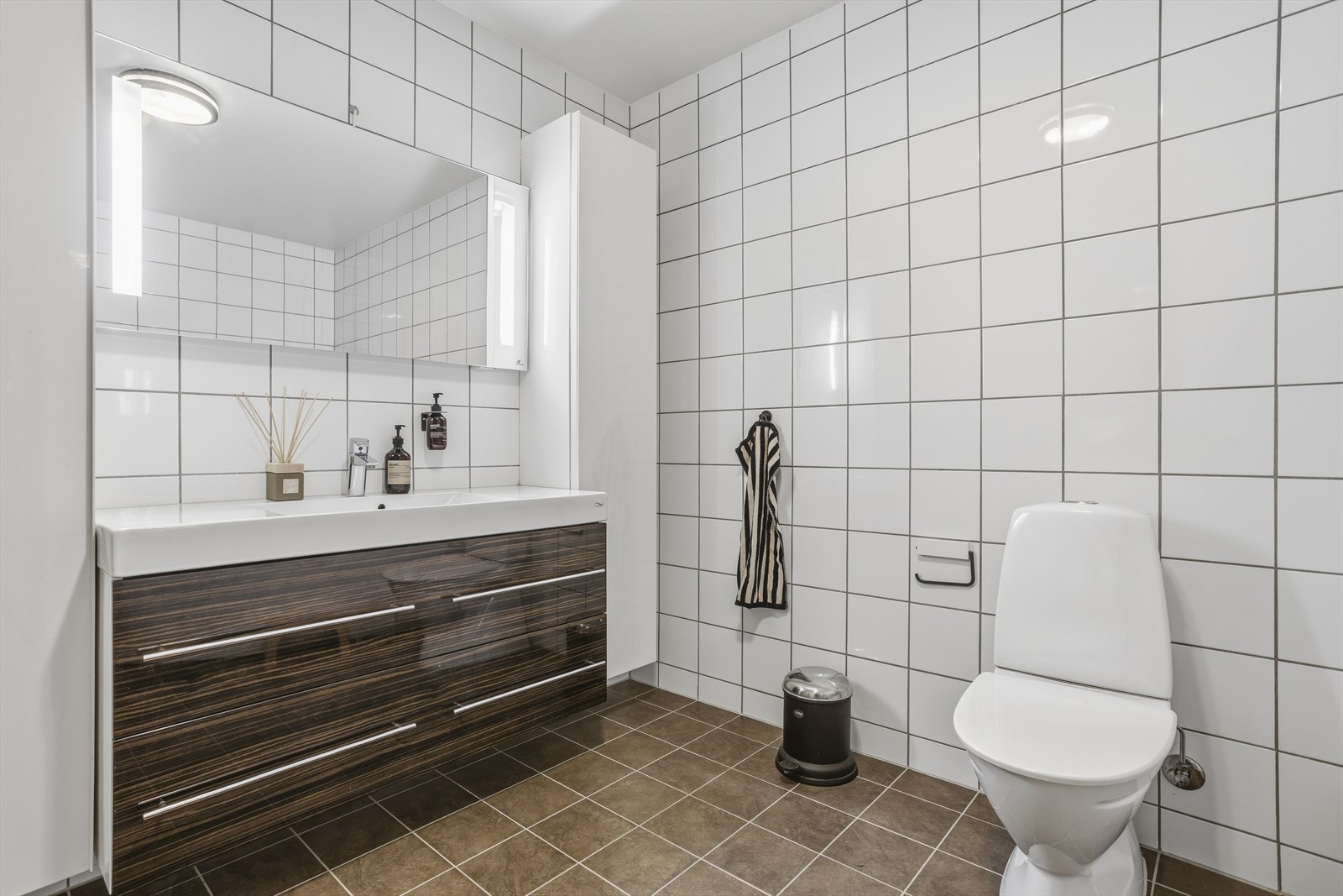 Bad u etasje med dusj og badekar. Galleribilde