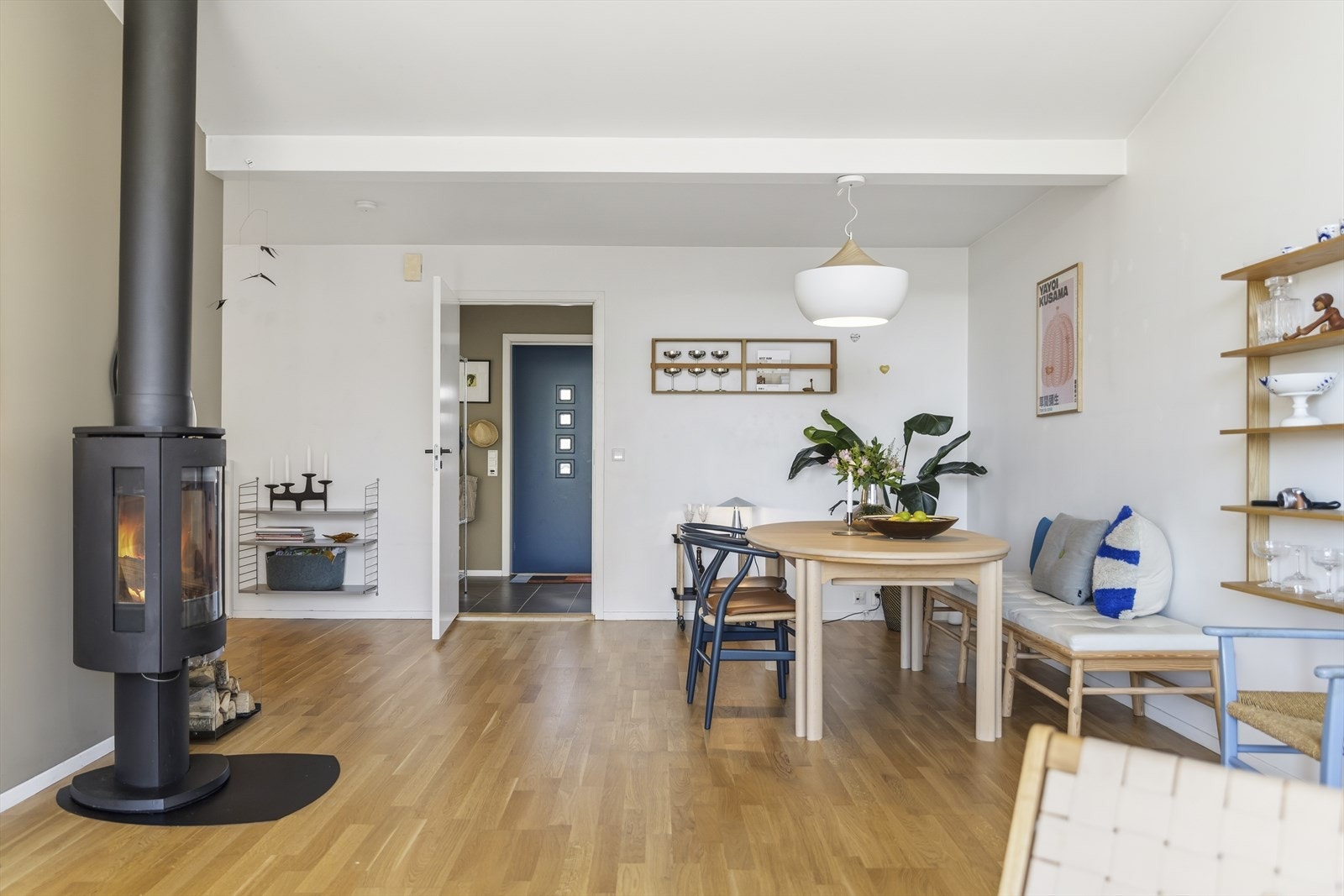 Det er god plass til spisestue i stuen. Galleribilde