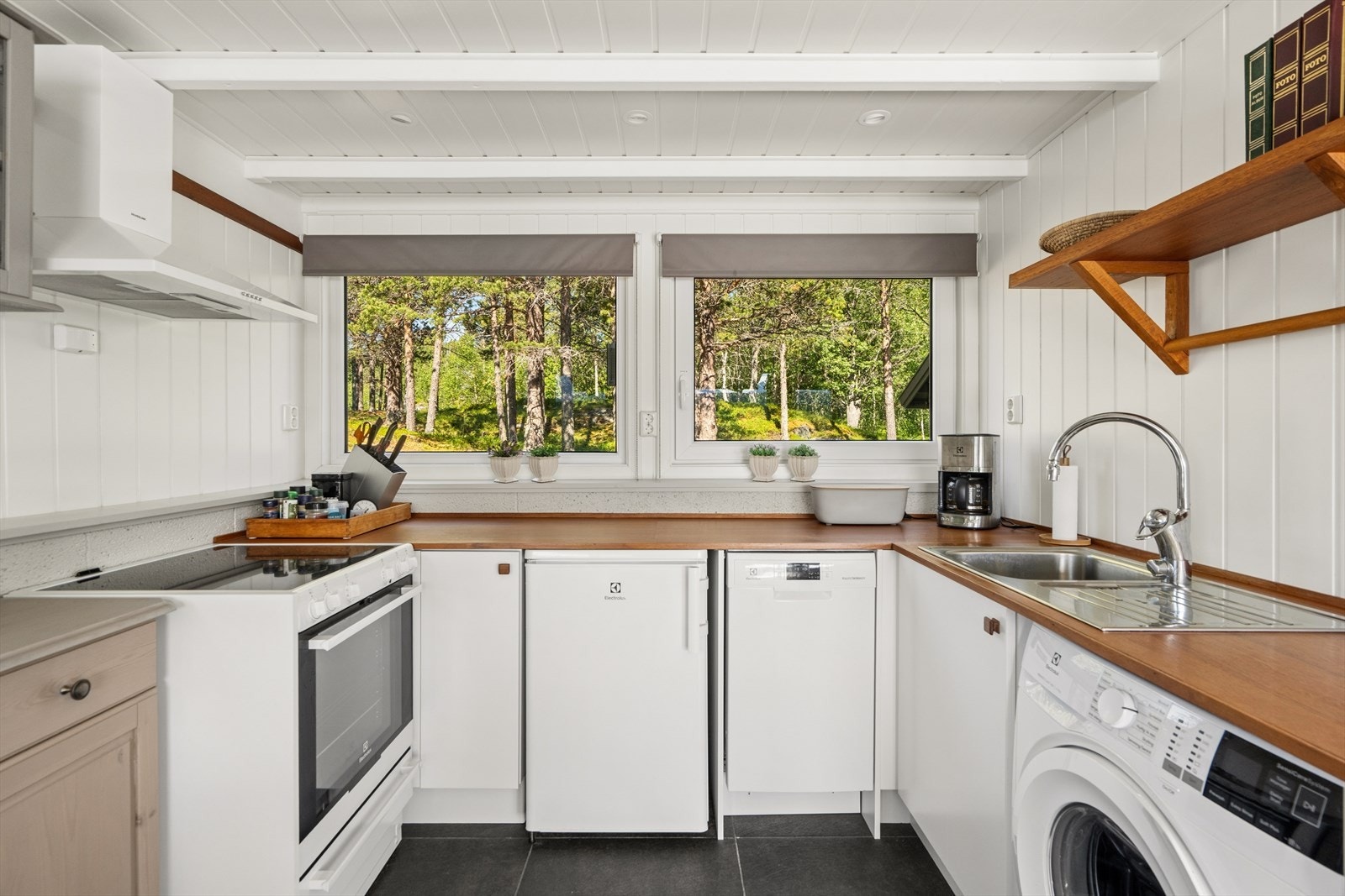 Her er det glatte fronter med benkeplate i teak finer og diverse oppbevaringsplass Galleribilde