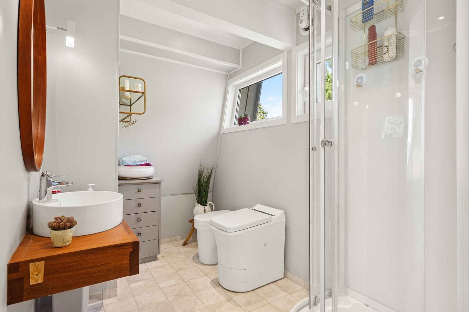 Flislagt baderom med dusjkabinett, vask, Cinderella forbrenningstoalett og urinal Galleribilde