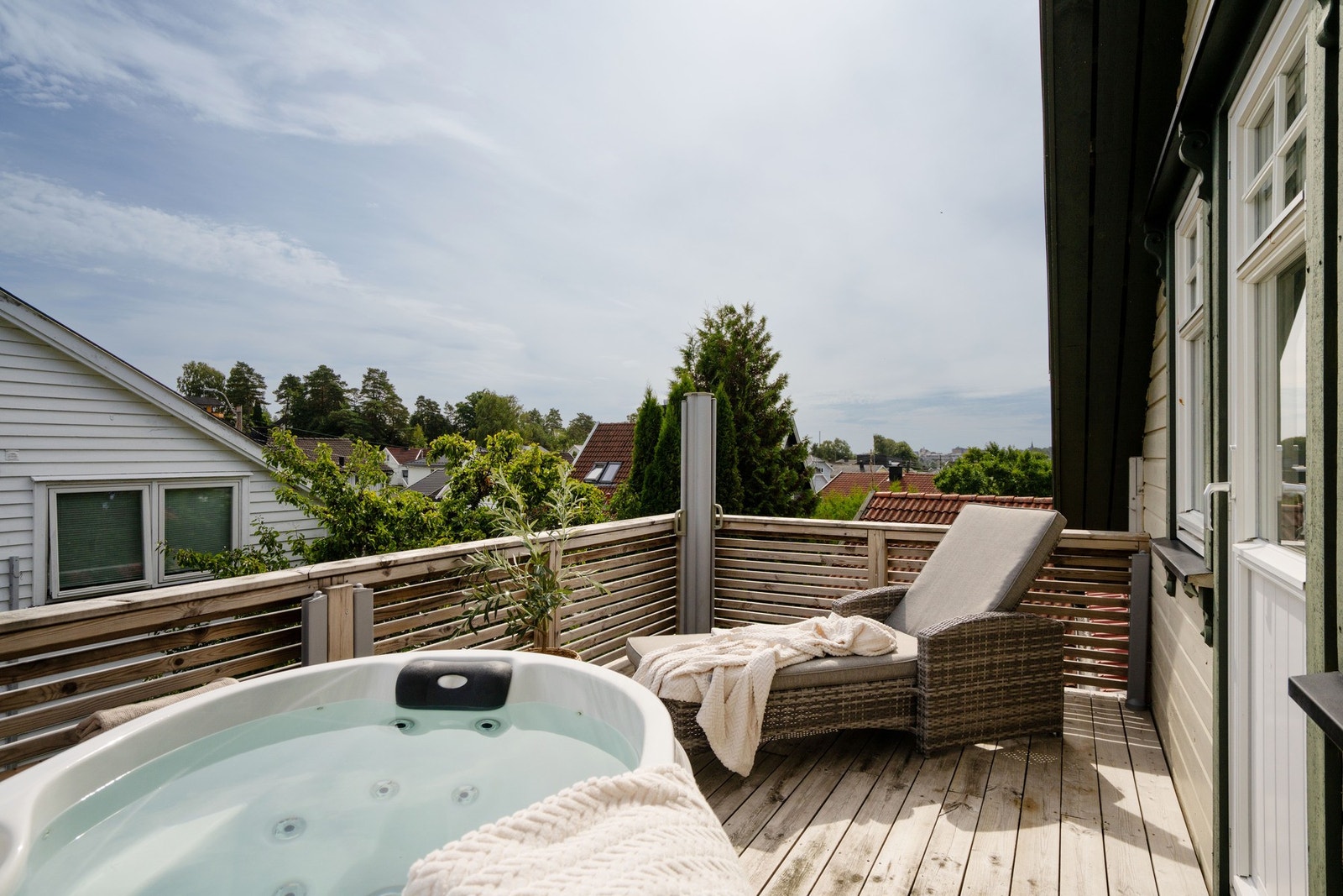 Privat balkong med uttrekkbar lèvegger & jacuzzi Galleribilde