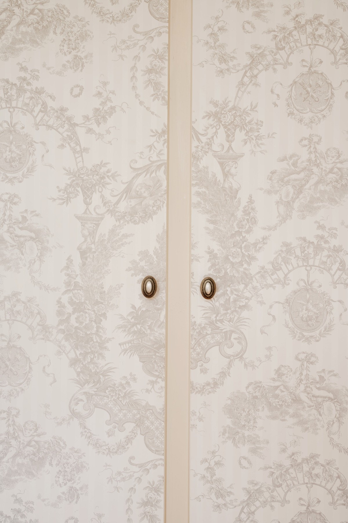 Detalj - skapdørene er tapetserte Galleribilde