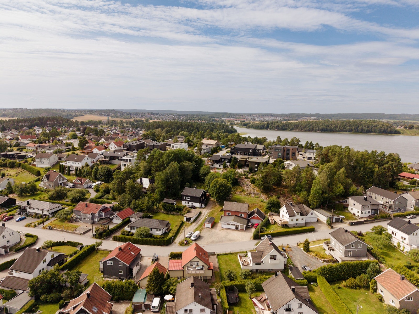 Eiendommen ligger i et ettertraktet område med nærhet til Tunevannet, Landeparken, Sarpsborgmarka & lysløypa. Hovedsaklig eneboliger i området. Populært for barnefamilier. Galleribilde