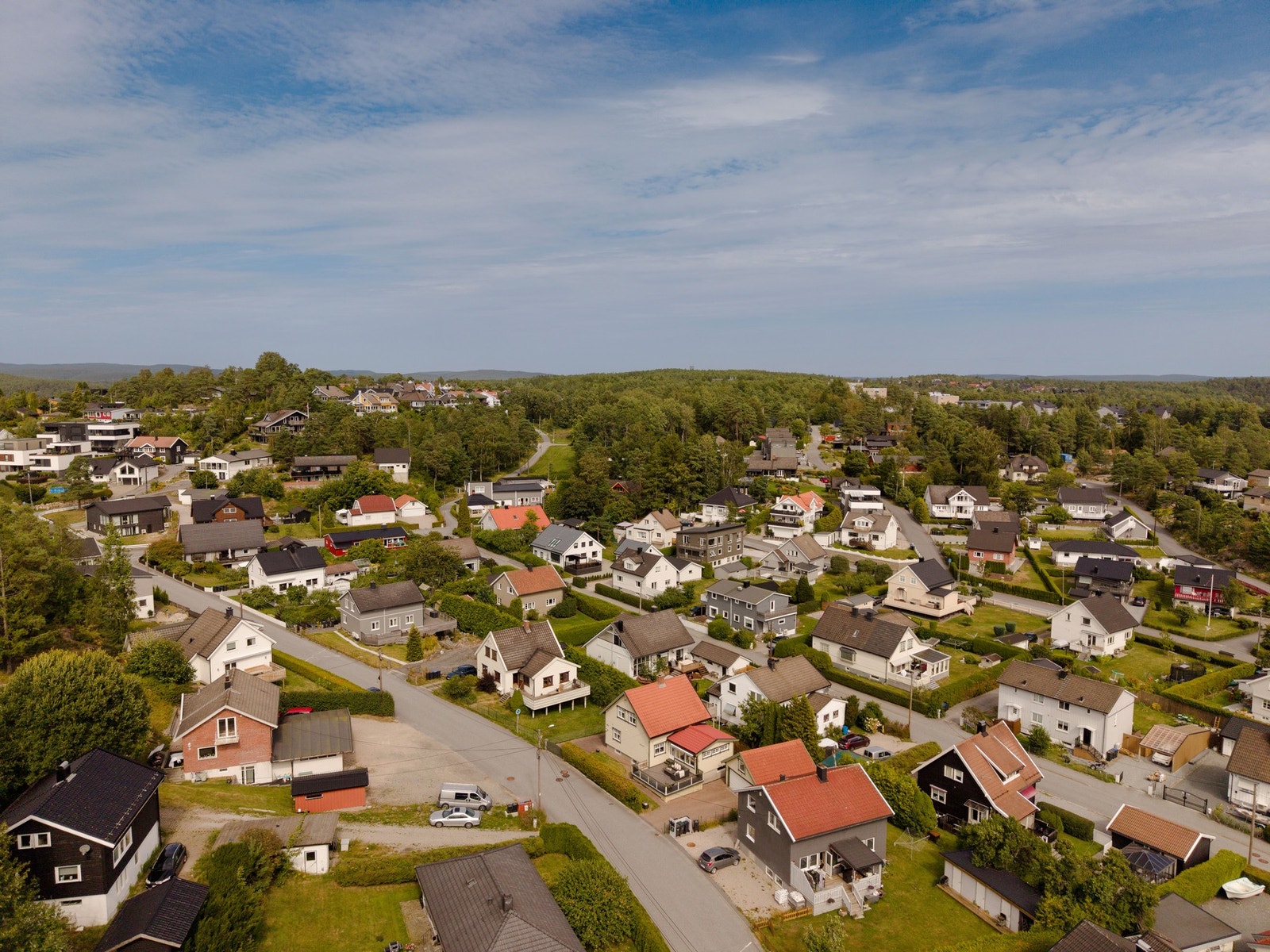 Dronebilde som viser omgivelsene med nærhet til Sarpsborgmarka! Galleribilde