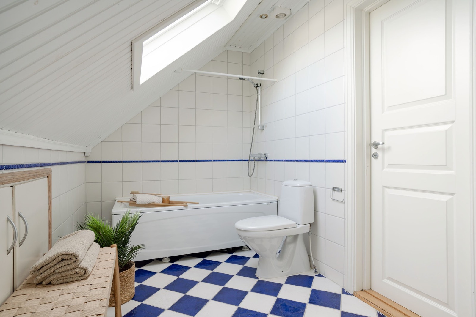 Bad i 2. etg. med badekar/ dusj og wc. Nytt på 2000-tallet Galleribilde