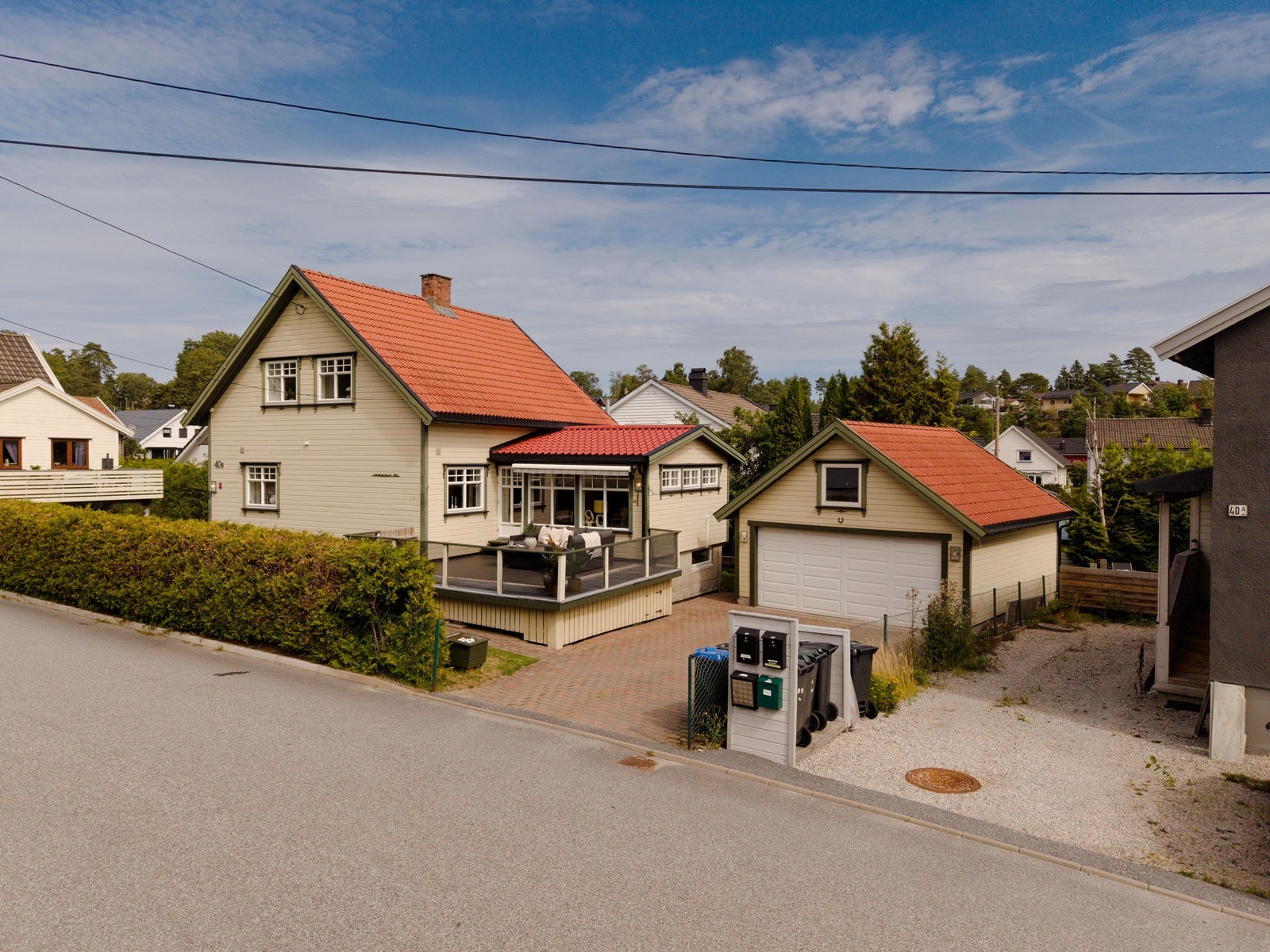 Eiet tom med stenlagt gårdsplass. Biloppstillingsplass på egen tomt. Galleribilde
