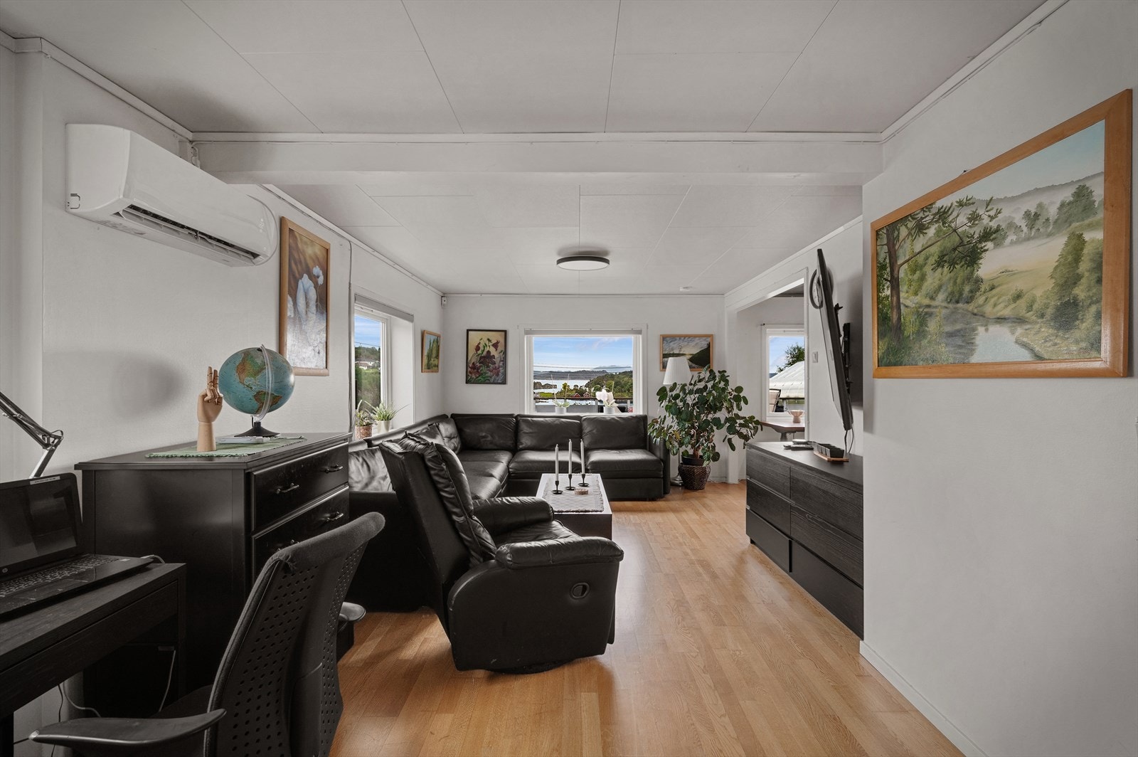 Stuen blir enkel å møblere. Varmepumpen står for rommets oppvarming. Galleribilde