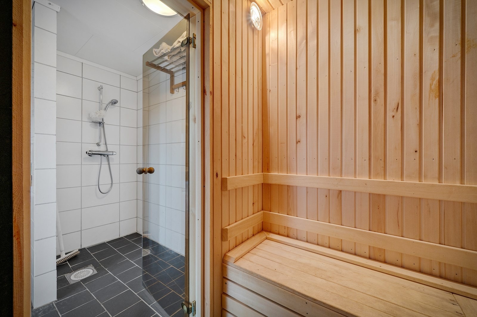 Har man tatt seg et bad nede i vågen vil saunaen virkelig friste. Galleribilde