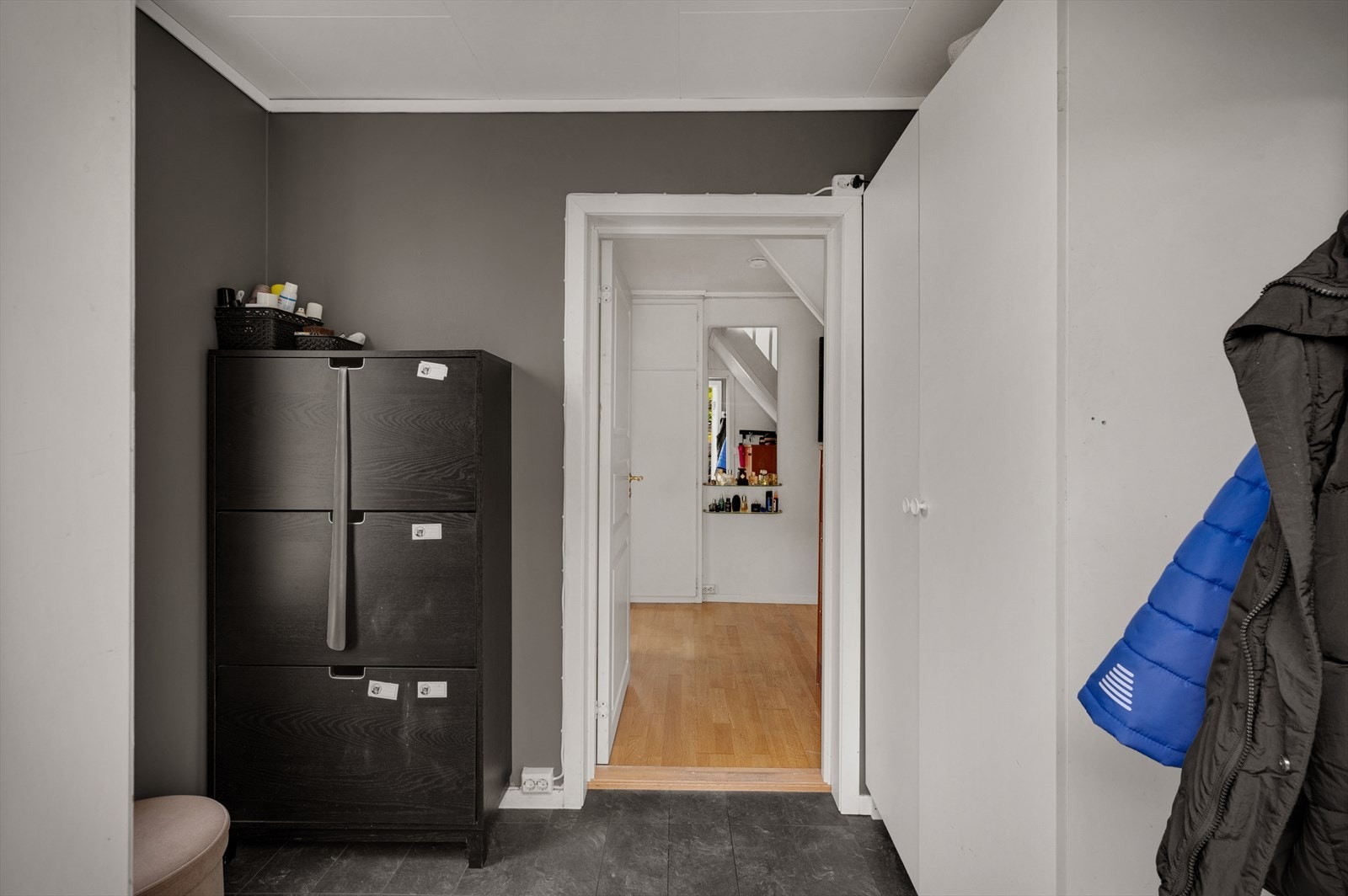 Romslig gang med plass til ytterklær og sko. Galleribilde
