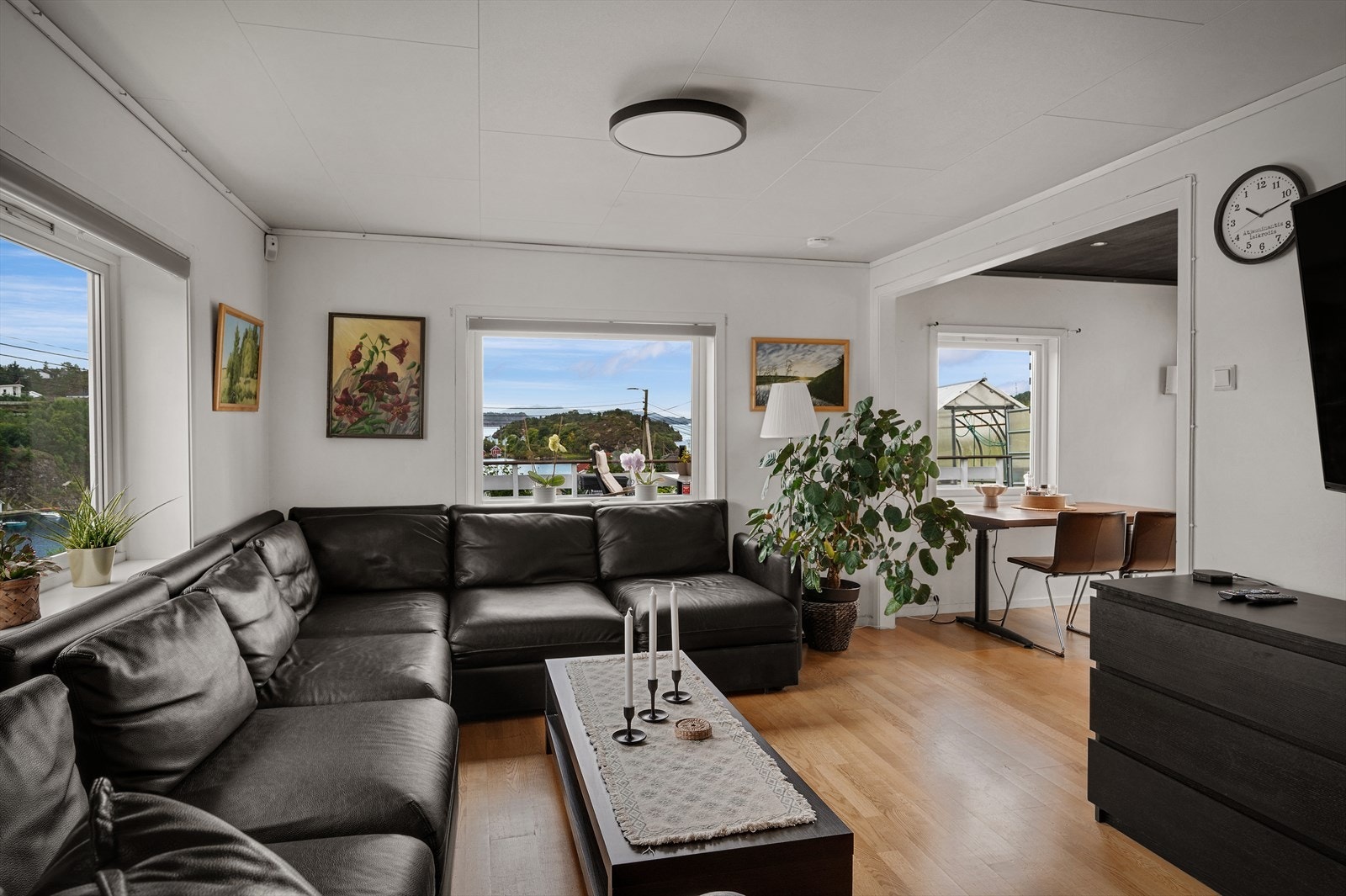 Stuen har en fin størrelse med rikelig naturlig lysinnslipp. Galleribilde