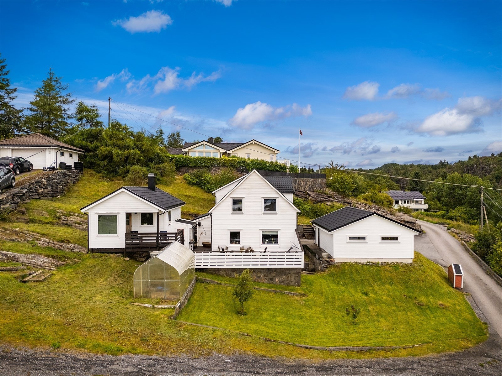 Selger har i nyere tid bygget "anneks" med sauna, stue, toalett rom og dusj. Galleribilde