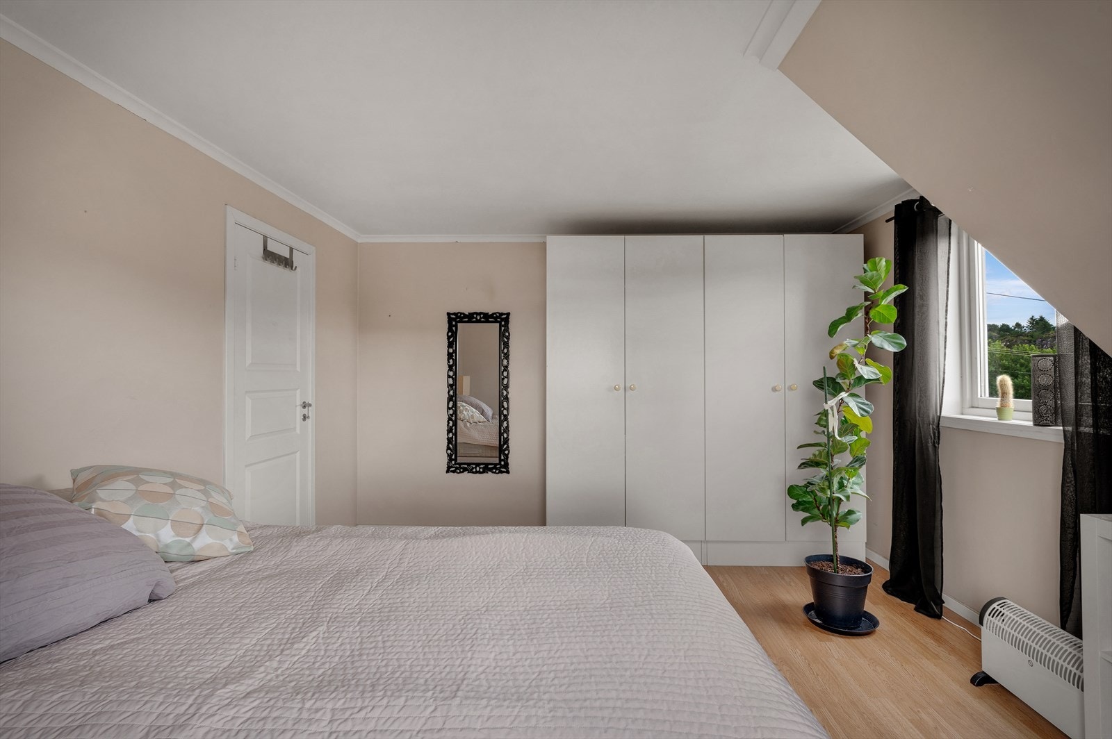 Rommet gir god plass til garderobe. Galleribilde