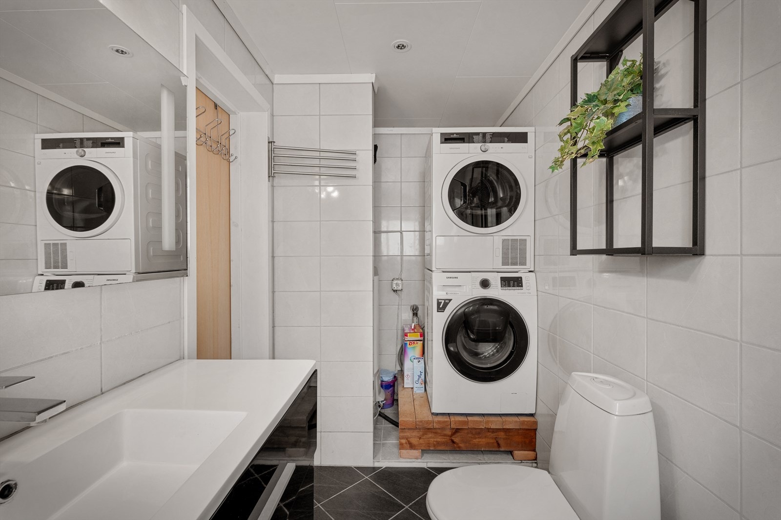 På badet får man plass til både vaskemaskin og trommel. Galleribilde