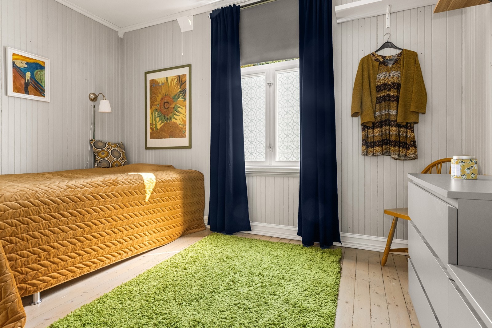 Et av boligens soverom, med plass til seng og oppbevaringsmøbler. Galleribilde