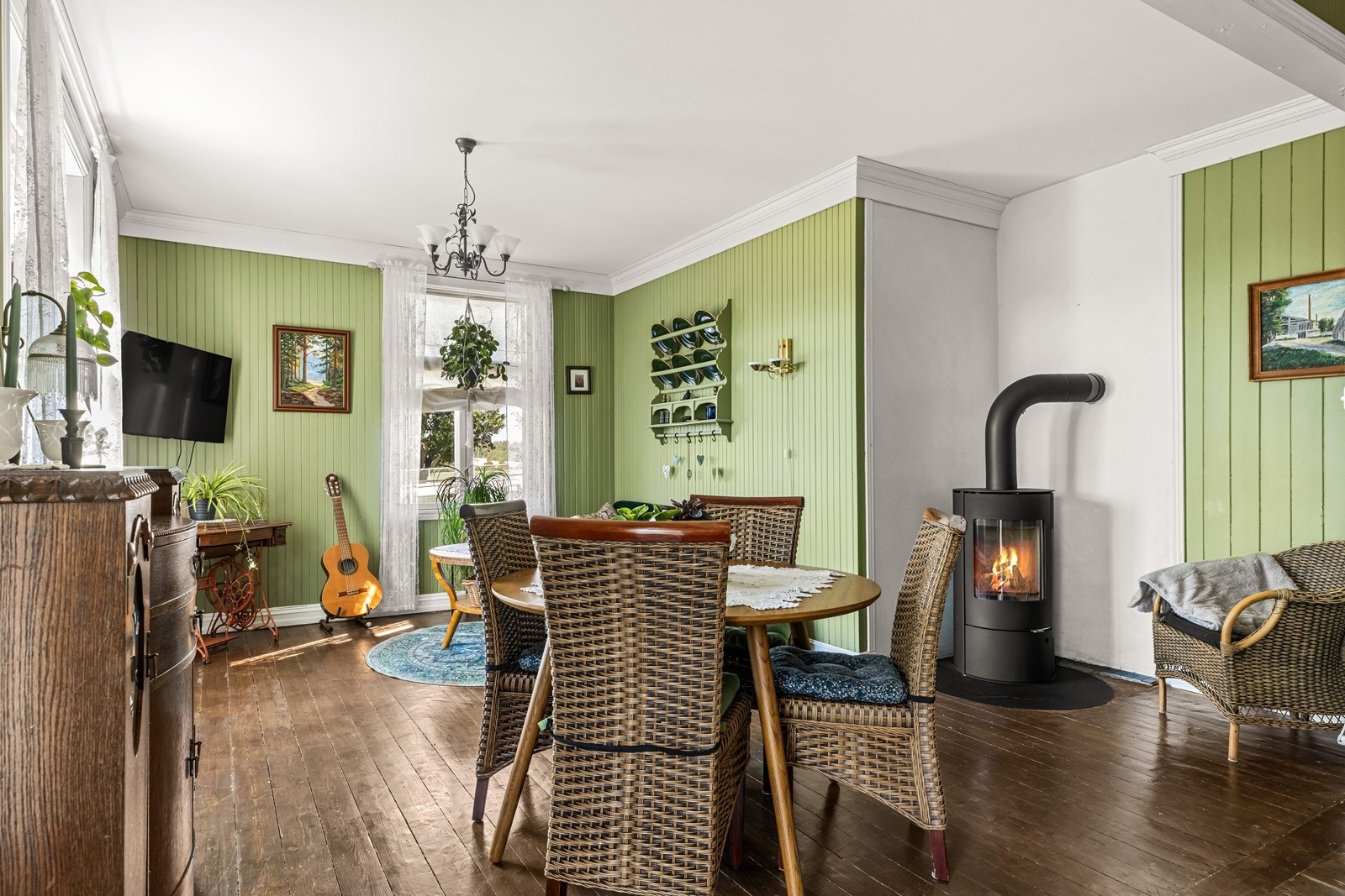 Stuen i første etasje har plass til både spisebord og sofagruppe. Galleribilde