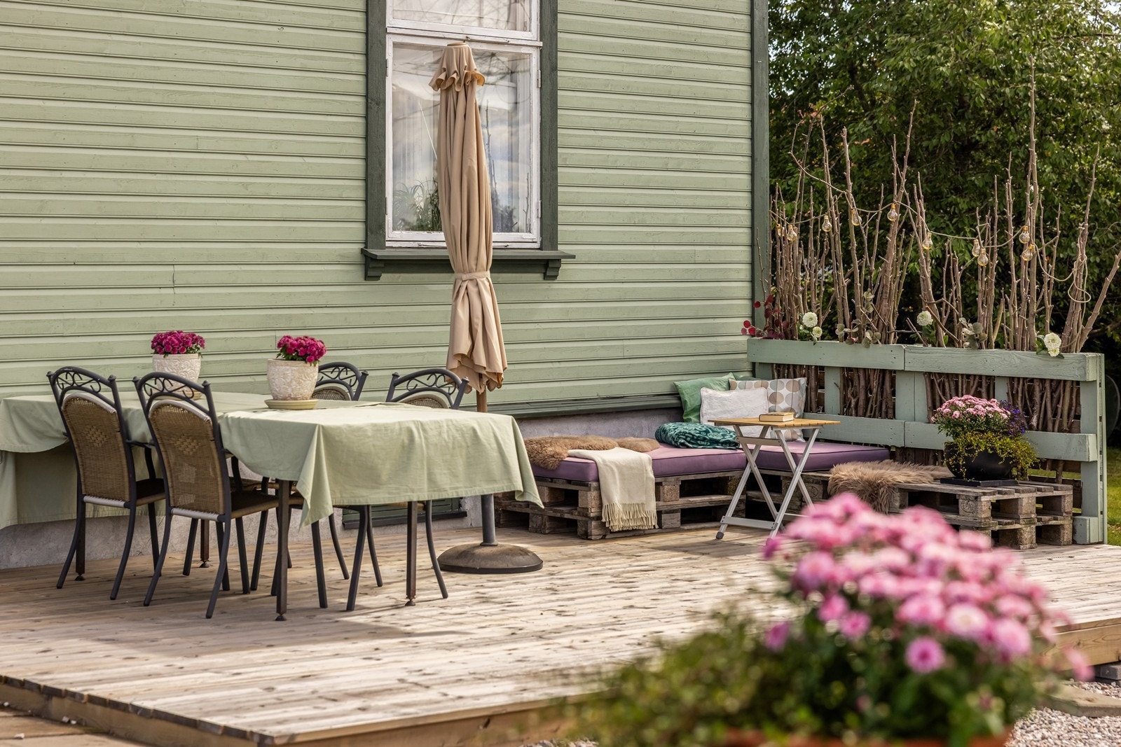 Stor hage med flere uteplasser, inkludert en terrasse på 24 m² ved den ene gavlveggen. Galleribilde