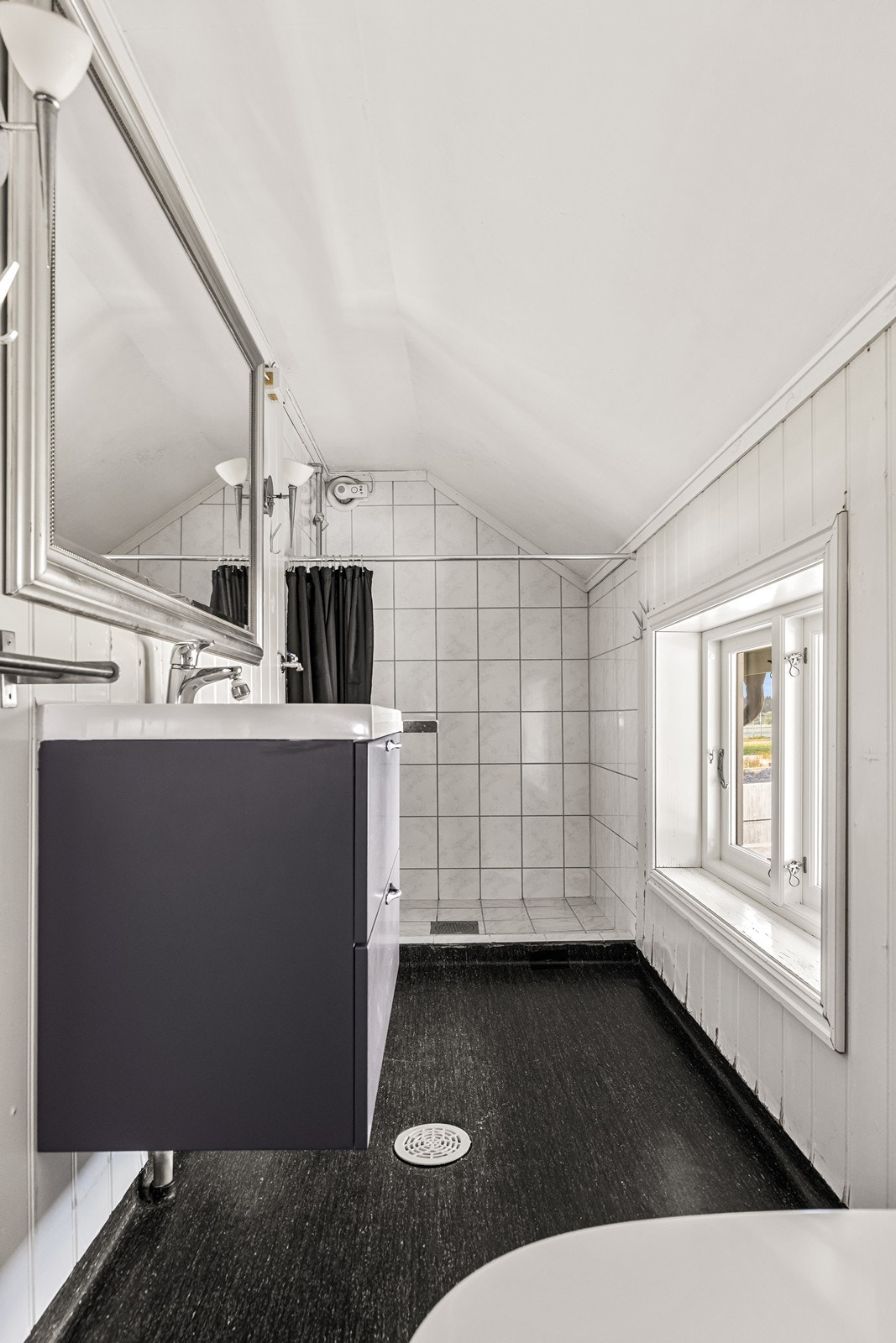 Badet i andre etasje har dusjnisje og elektriske varmekabler. Galleribilde