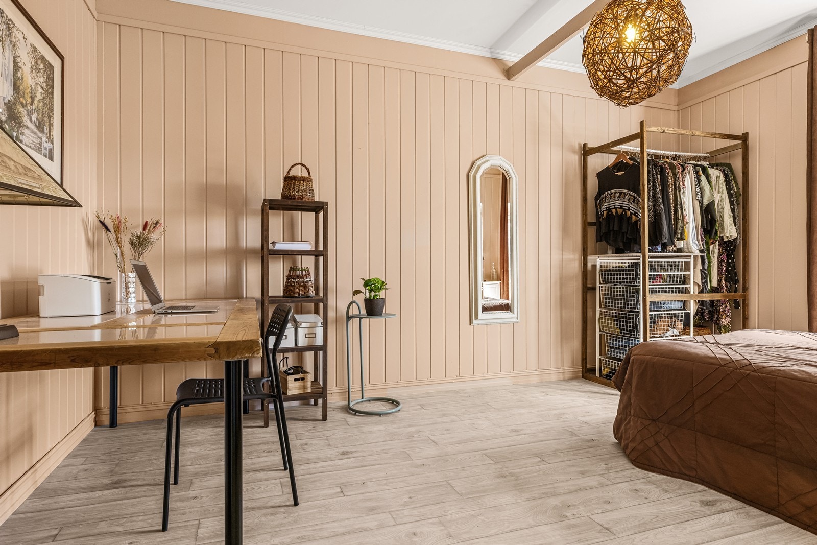 Romslig soverom med god plass til både seng og arbeidsplass. Galleribilde