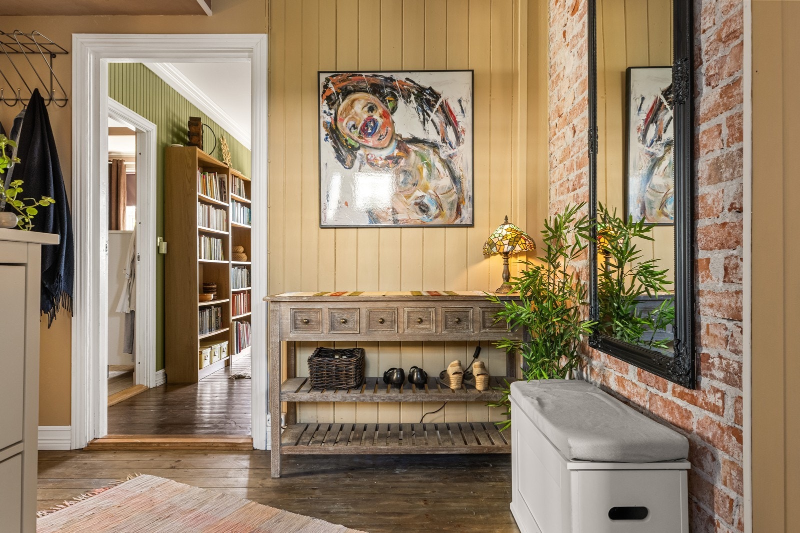 Gulvene i boligen har en blanding av heltre og laminat. Galleribilde