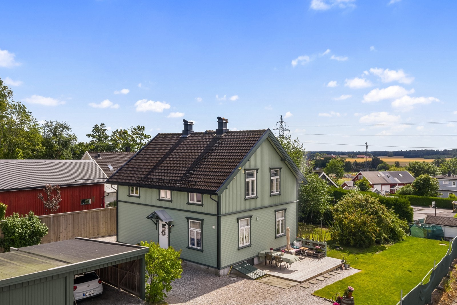 Boligen ligger landlig til, men med kort vei til E6. Galleribilde