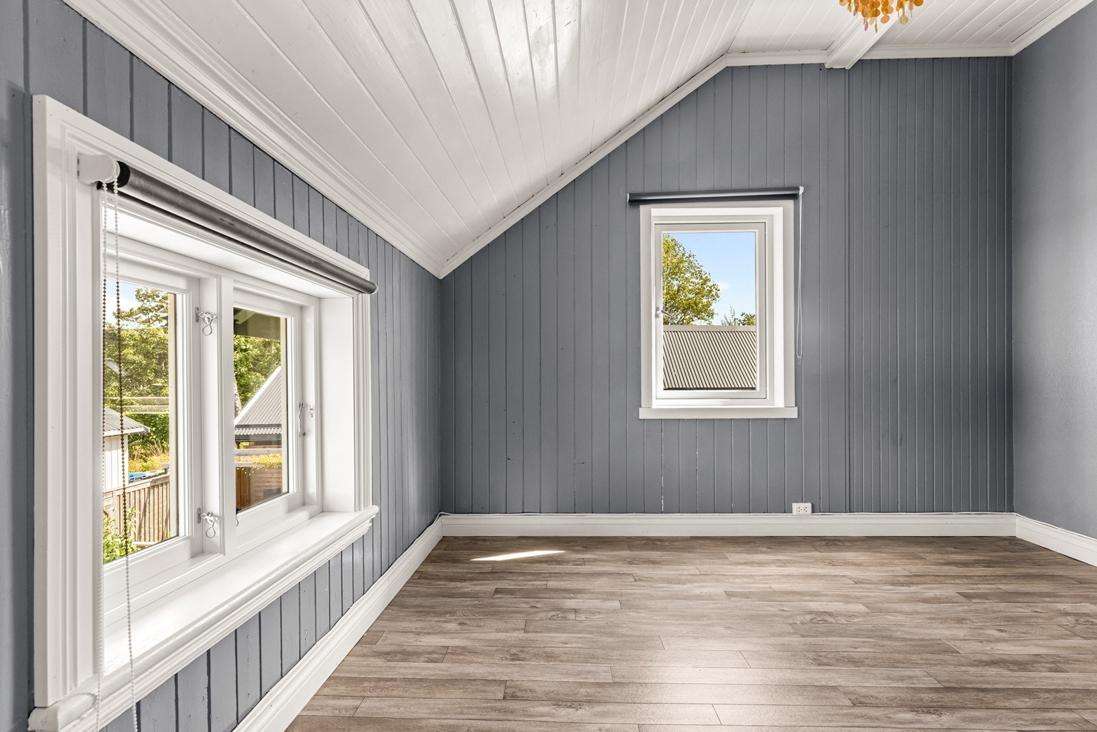 Rom med skråtak og panel på vegger og i himling. Galleribilde