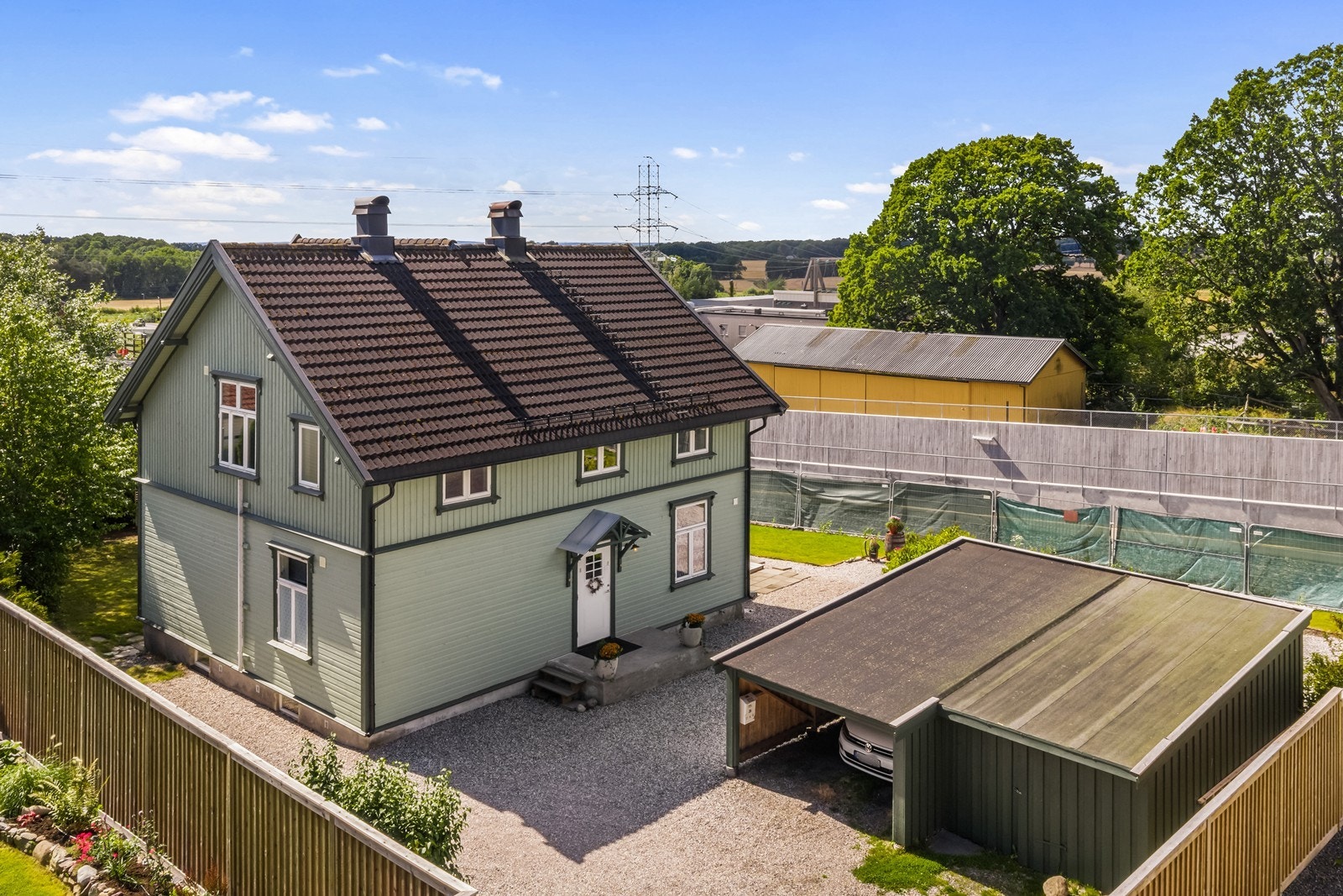 Gode parkeringsmuligheter på egen tomt i tillegg til garasje og carport. Galleribilde