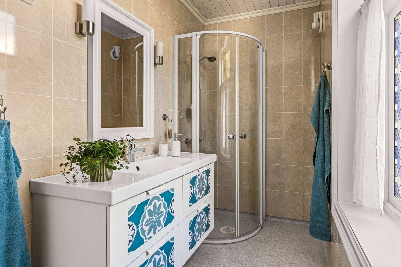 Badet i første etasje er fra ca. 2012 og har elektriske varmekabler i gulvet. Galleribilde