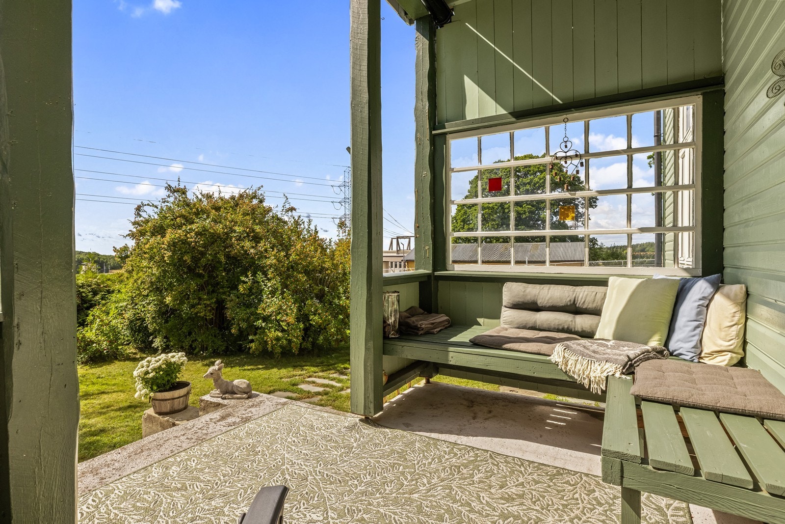 Overbygget veranda med fastmontert benk. Galleribilde