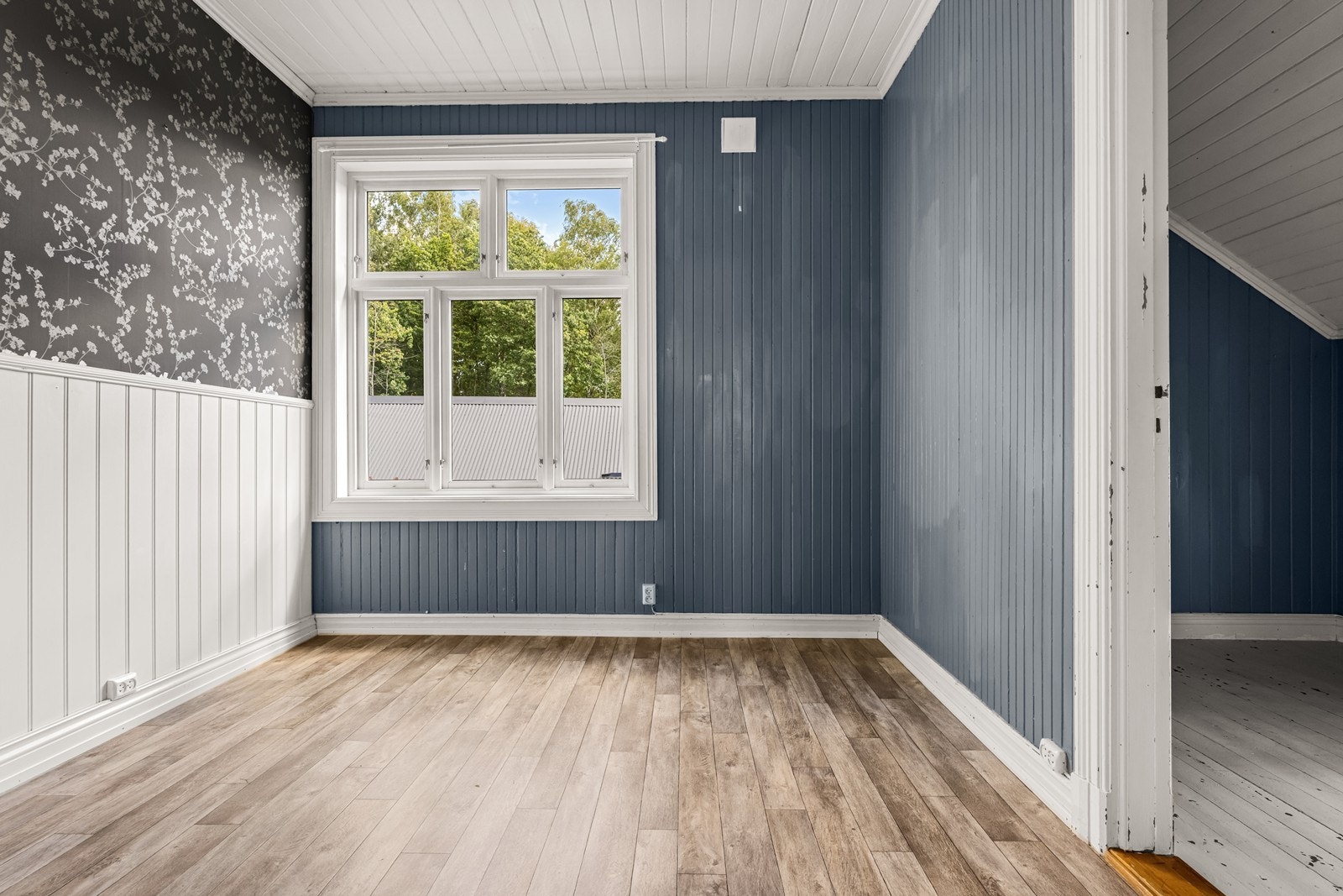 I tilknytning til et av soverommene er det et praktisk omkledningsrom. Galleribilde
