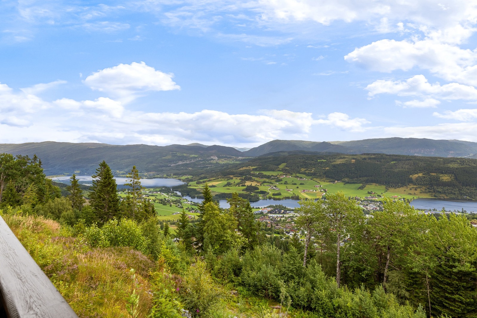 Den åpne beliggenheten gjør at fjellheimen ligger tydelig i synsfeltet. Galleribilde