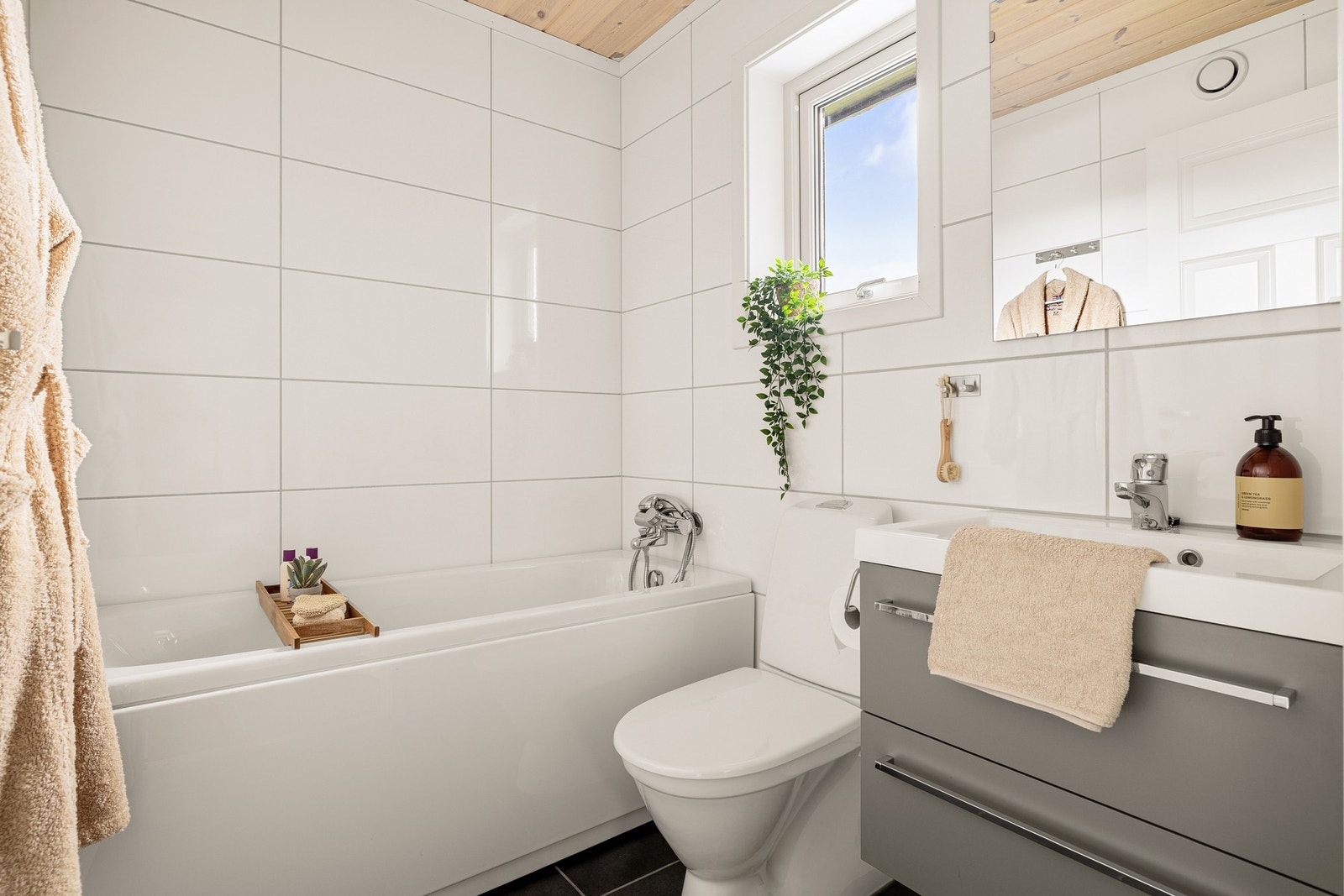 Det minste badet er på 3,3 kvm. Badet er helfliset. Galleribilde