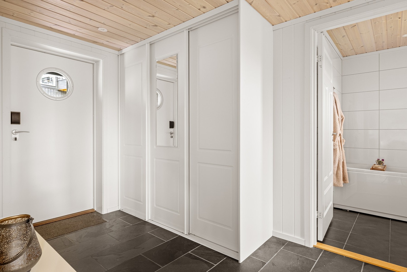 Det er god plass til yttertøy og utstyr, og kort vei til de utvendige bodene. Galleribilde
