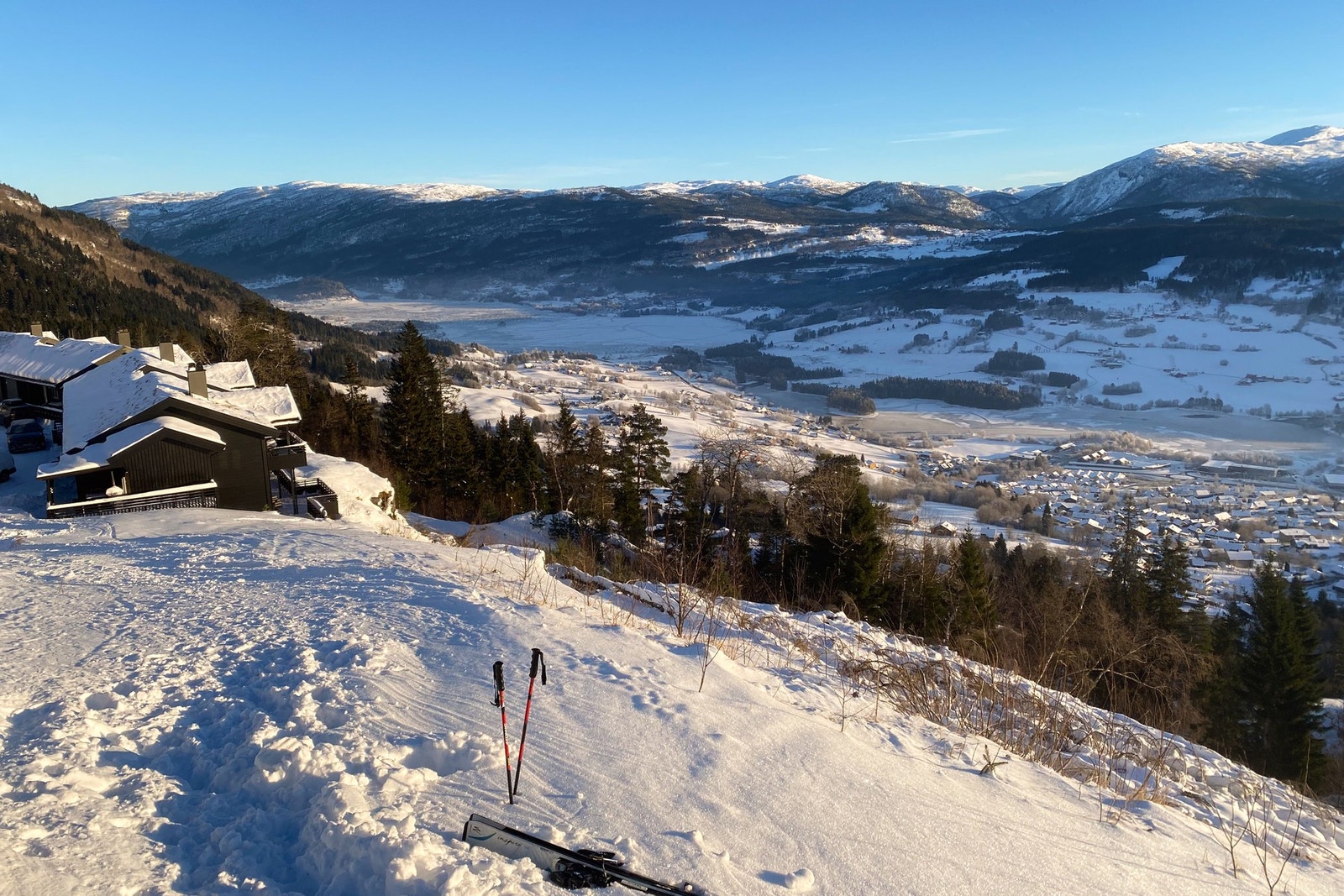 Med vinterlandskap og snødekte fjell i sesongen og et grønnere fjellandskap sommerstid. Galleribilde