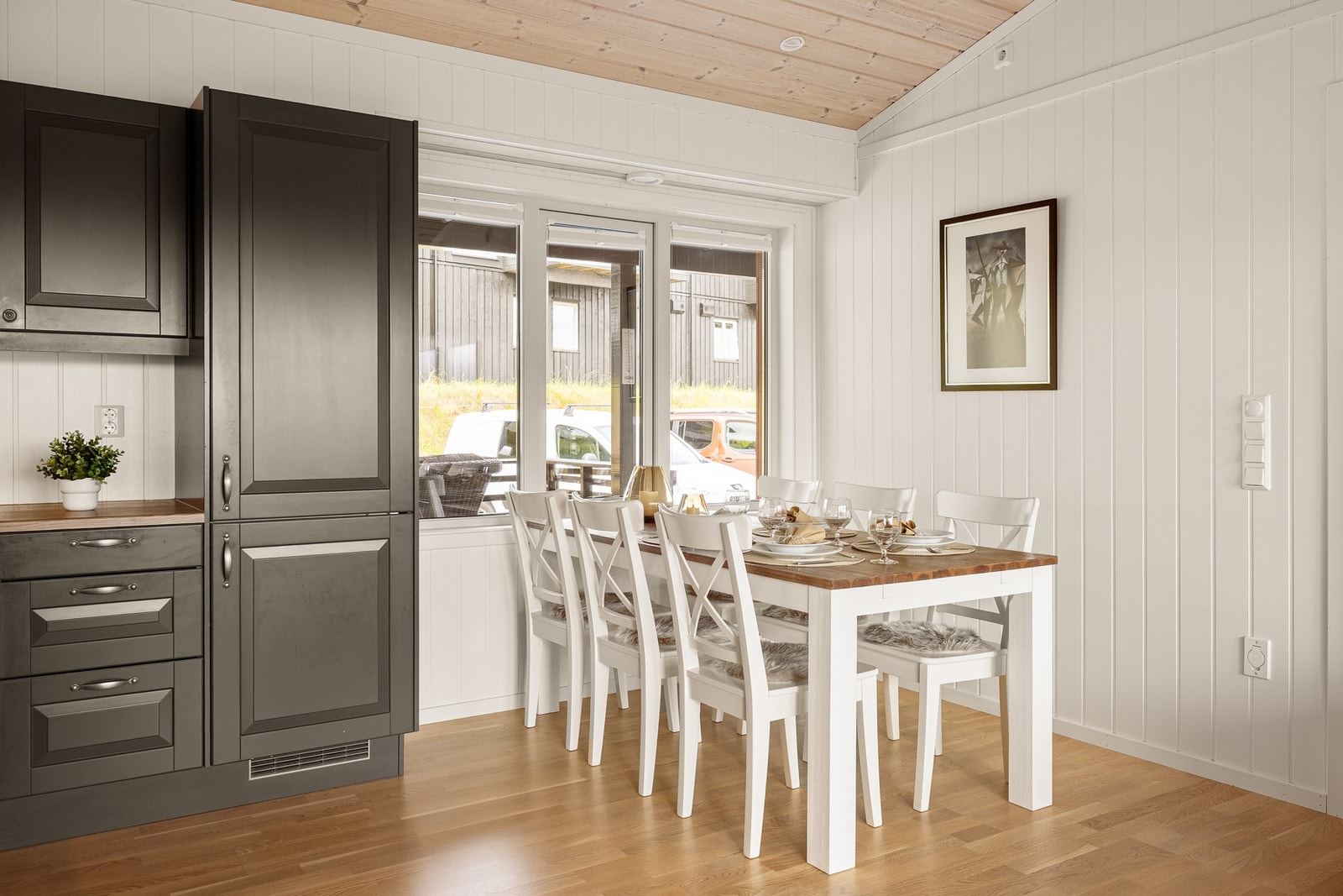 Plass til stort spisebord for den sosiale familien. Galleribilde
