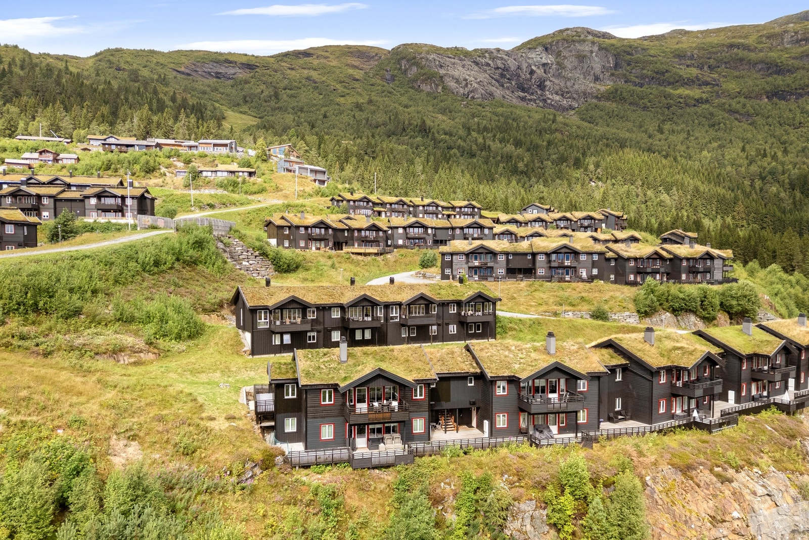 Det er ca. 6 km til Voss sentrum og kort vei til dagligvarebutikker og servicetilbud på Skulestadmo. Galleribilde