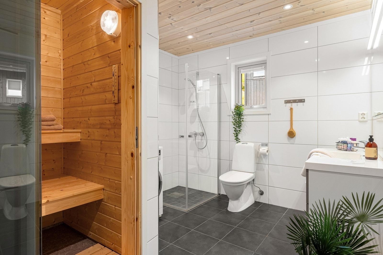 Badet har direkte tilknytning til badstuen på 2 kvm. Galleribilde
