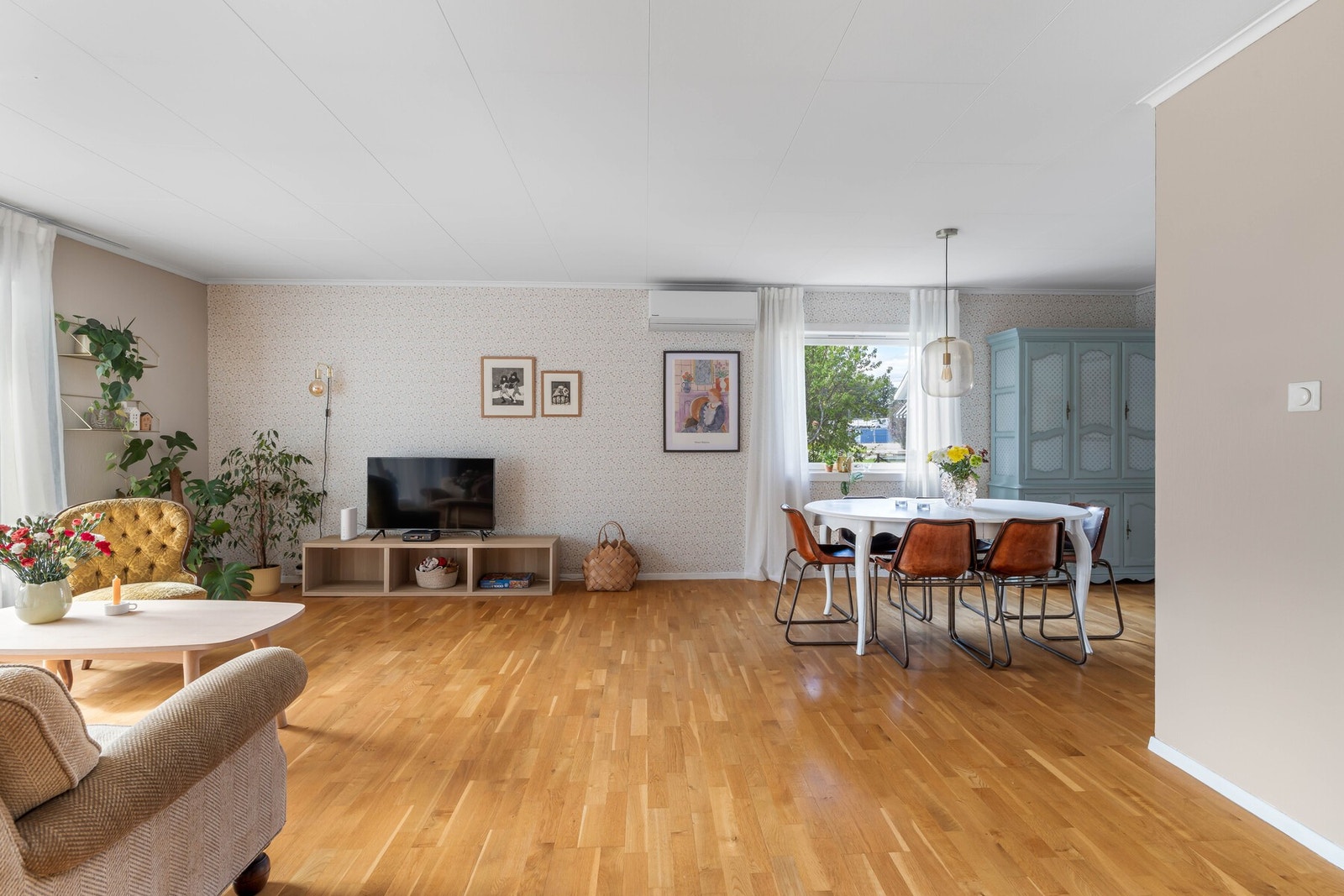 Romslig stue med plass til både sofagruppe og spisebord Galleribilde