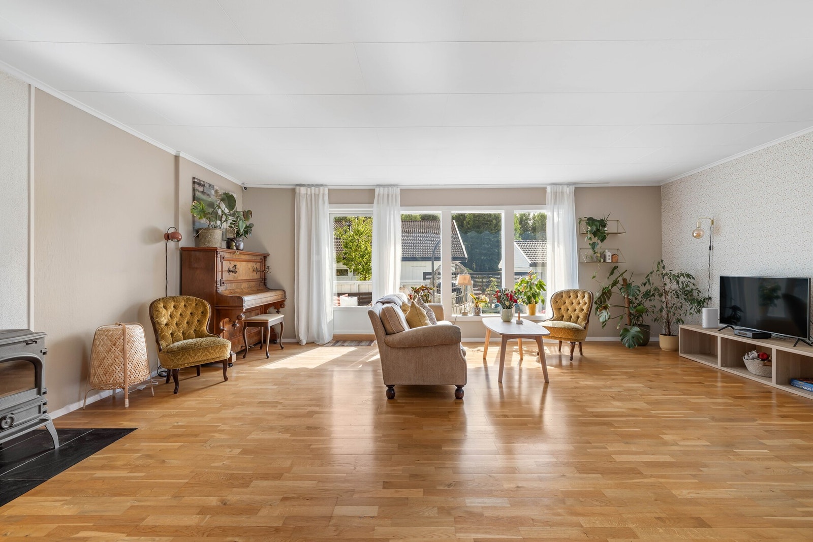 Lys og hyggelig stue med gode møbleringsmuligheter. Galleribilde